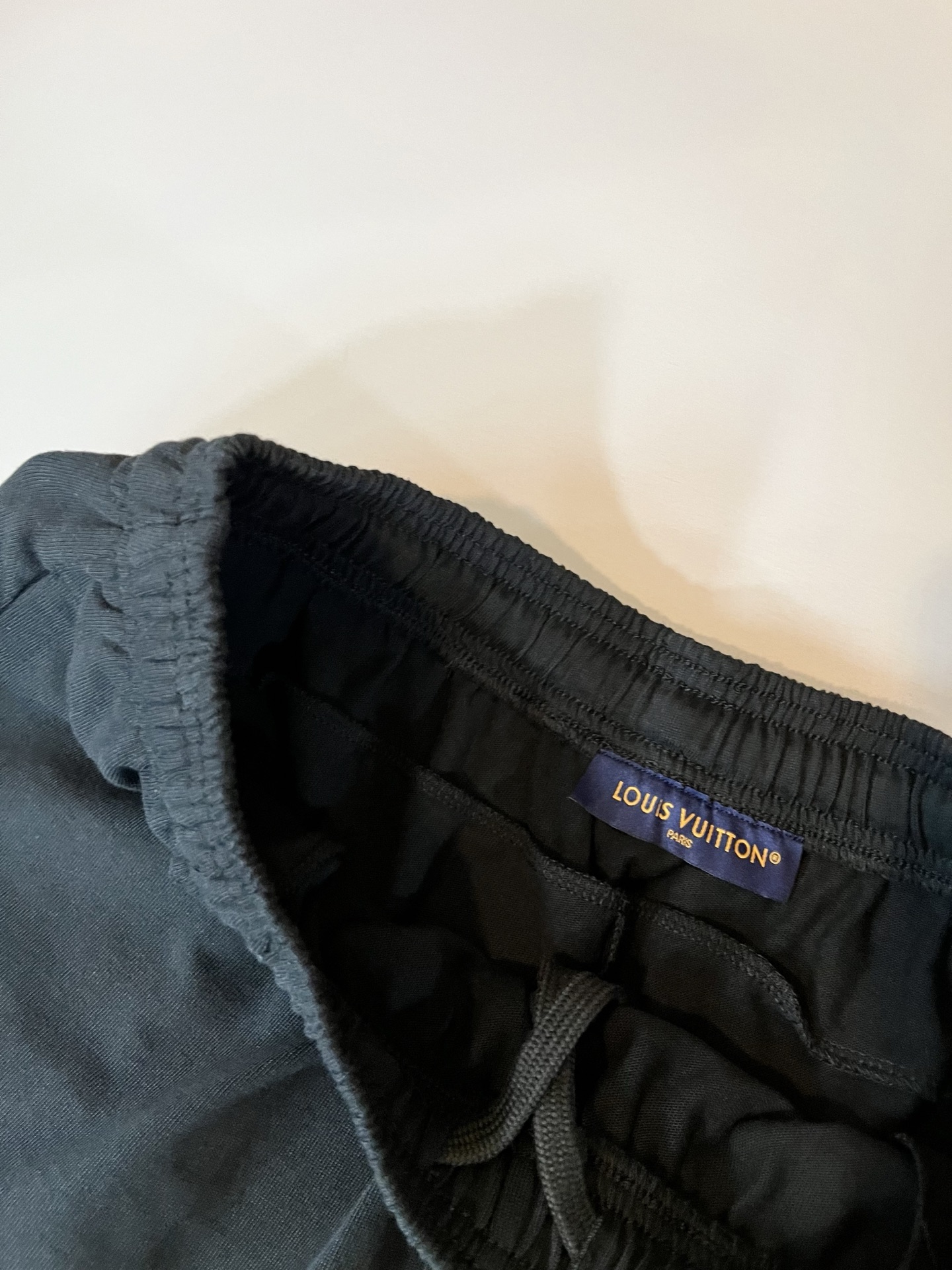  LouisVuitt*路易*登 2025春夏全新系列单品上线，非常时髦前卫的一款男女同款休闲套装，标识