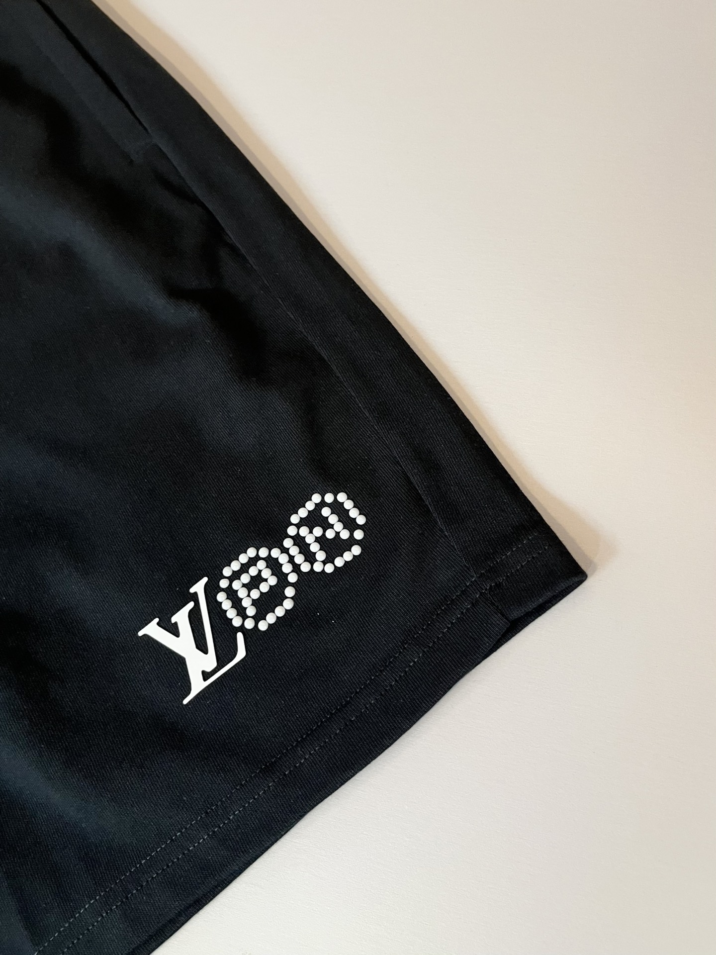  LouisVuitt*路易*登 2025春夏全新系列单品上线，非常时髦前卫的一款男女同款休闲套装，标识