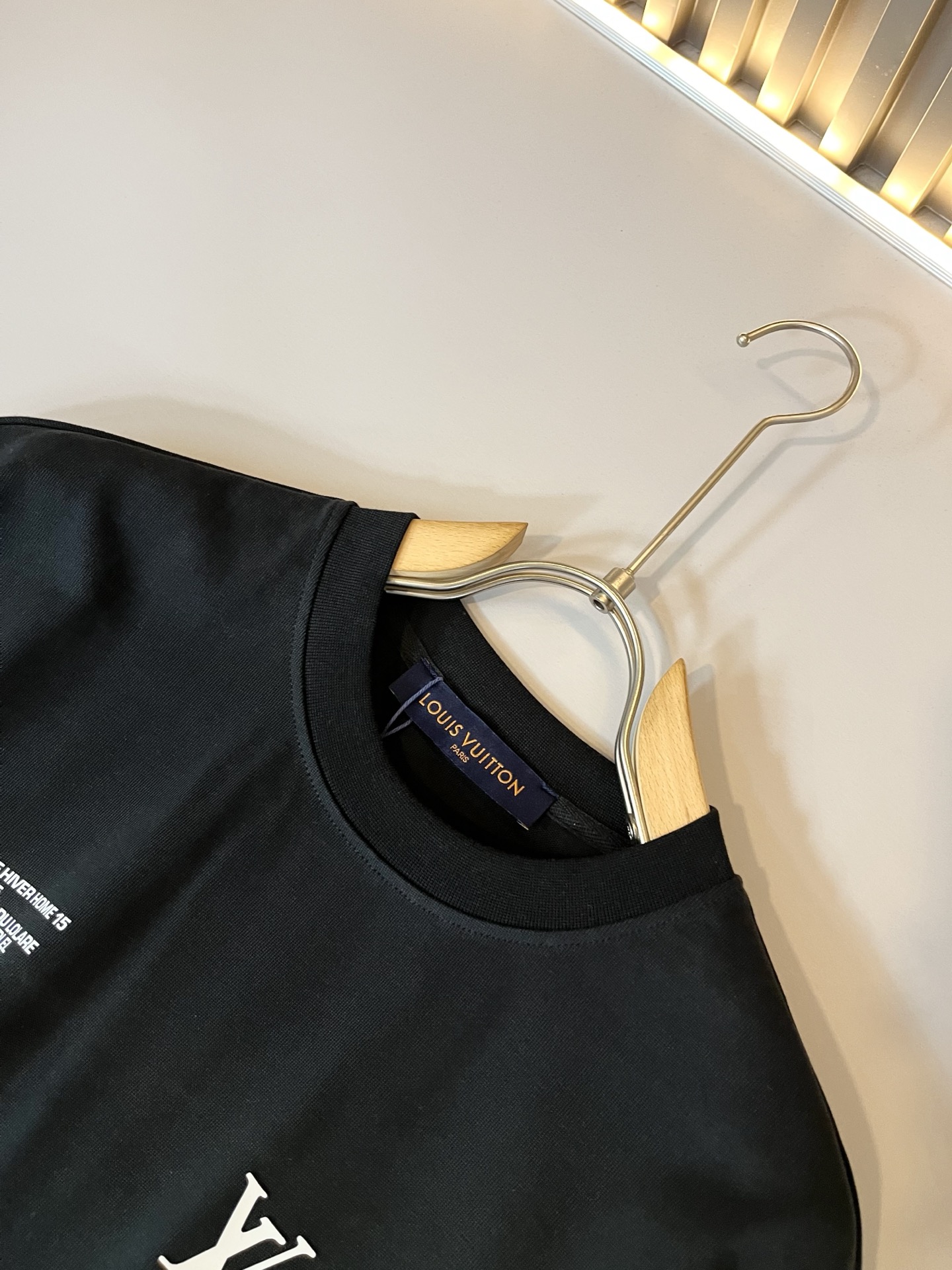  LouisVuitt*路易*登 2025春夏全新系列单品上线，非常时髦前卫的一款男女同款休闲套装，标识