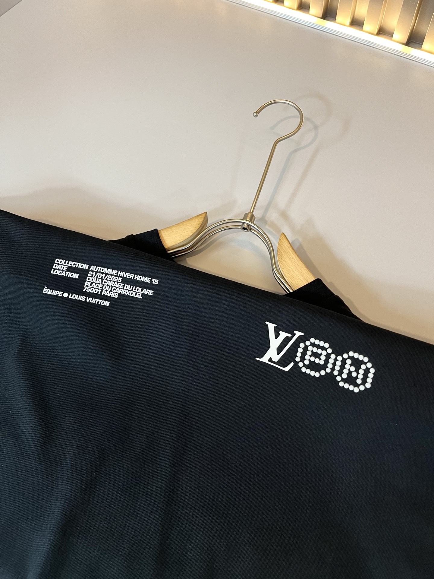  LouisVuitt*路易*登 2025春夏全新系列单品上线，非常时髦前卫的一款男女同款休闲套装，标识