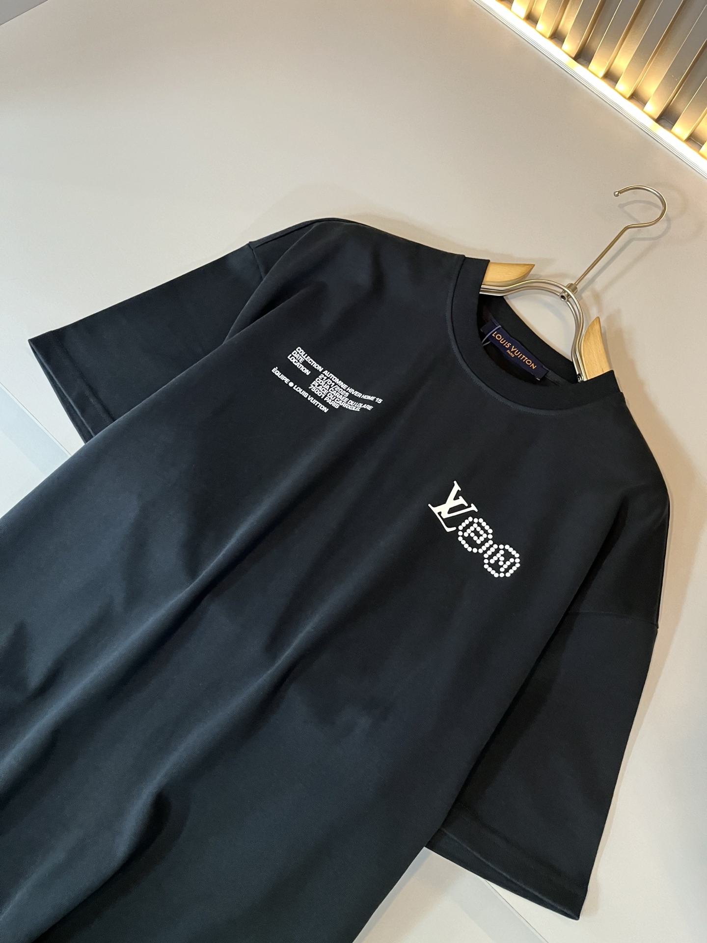  LouisVuitt*路易*登 2025春夏全新系列单品上线，非常时髦前卫的一款男女同款休闲套装，标识