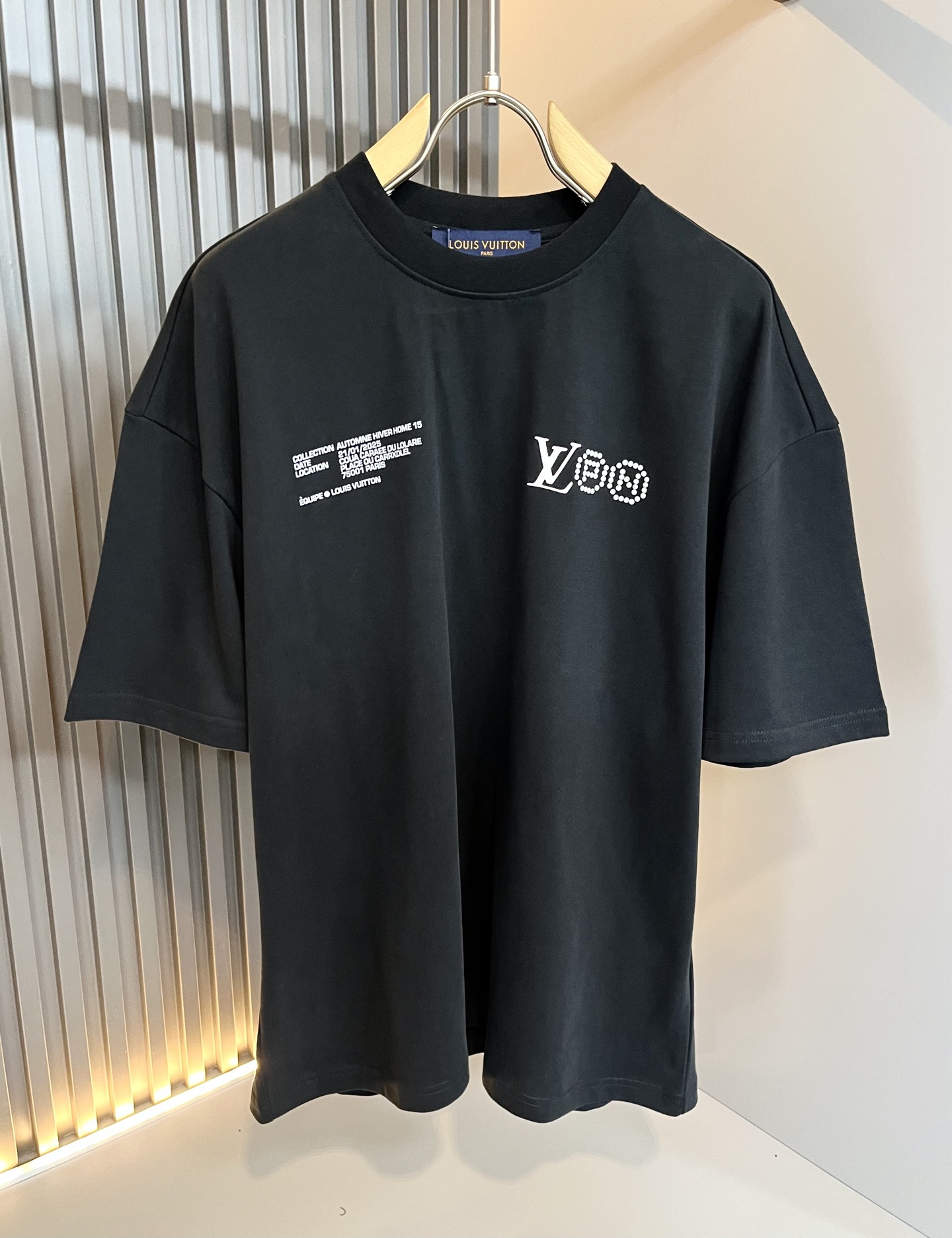  LouisVuitt*路易*登 2025春夏全新系列单品上线，非常时髦前卫的一款男女同款休闲套装，标识