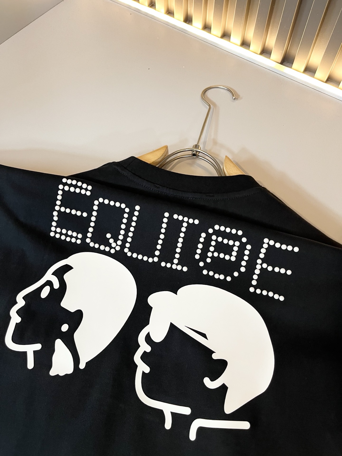  LouisVuitt*路易*登 2025春夏全新系列单品上线，非常时髦前卫的一款男女同款休闲套装，标识