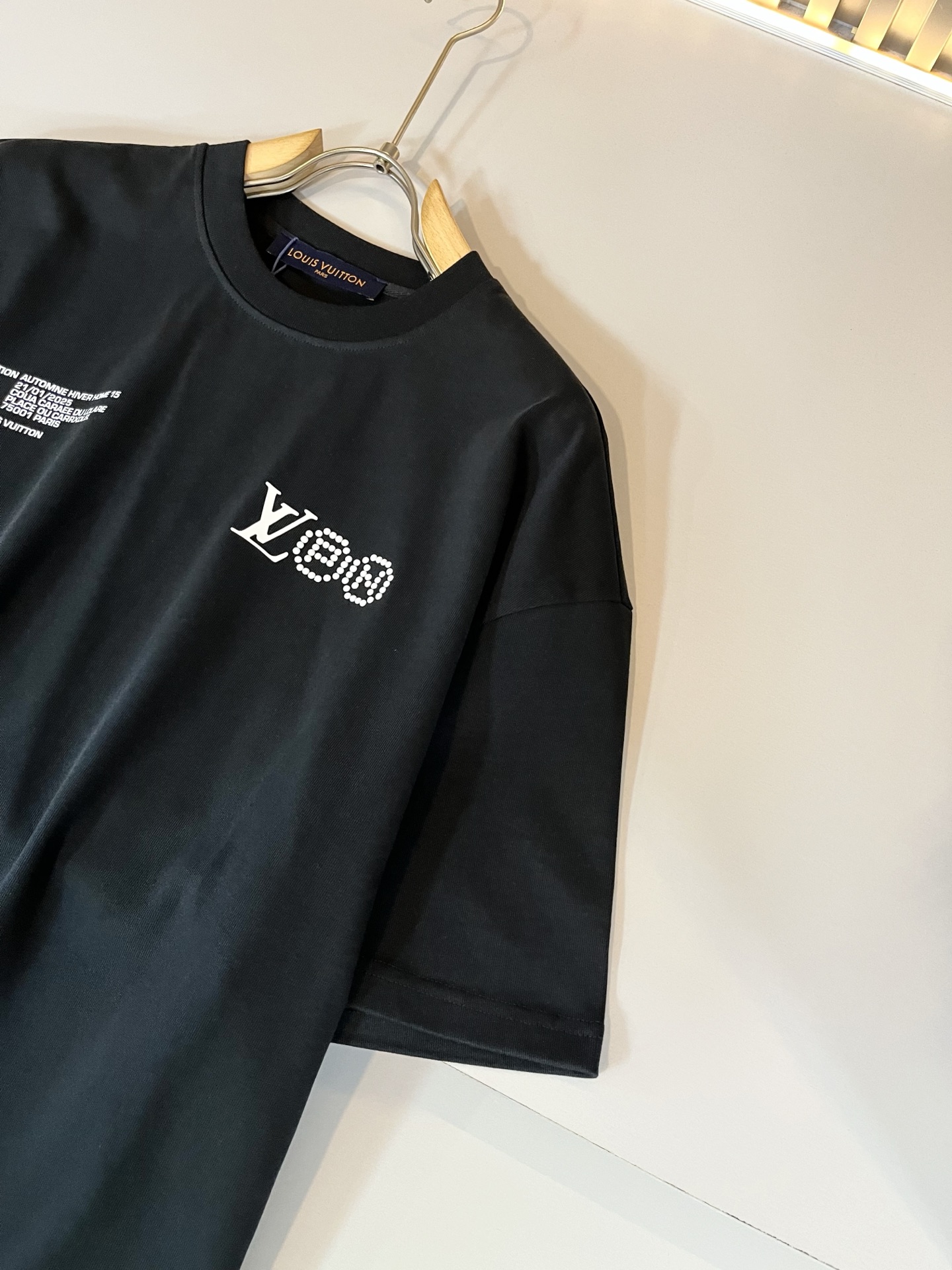  LouisVuitt*路易*登 2025春夏全新系列单品上线，非常时髦前卫的一款男女同款休闲套装，标识