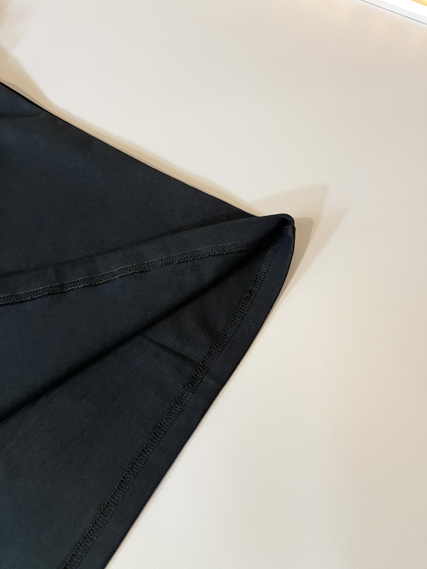  LouisVuitt*路易*登 2025春夏全新系列单品上线，非常时髦前卫的一款男女同款休闲套装，标识