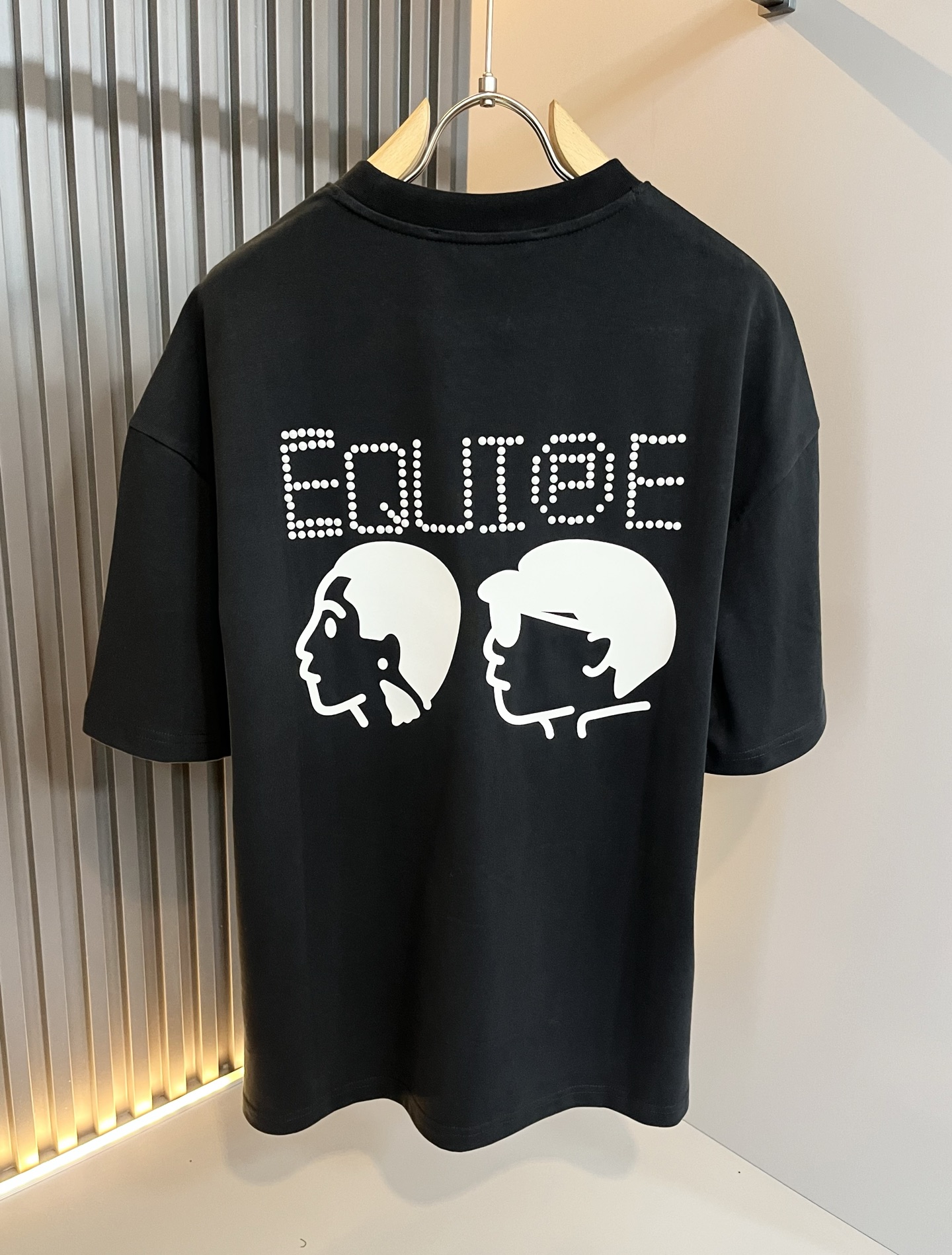  LouisVuitt*路易*登 2025春夏全新系列单品上线，非常时髦前卫的一款男女同款休闲套装，标识