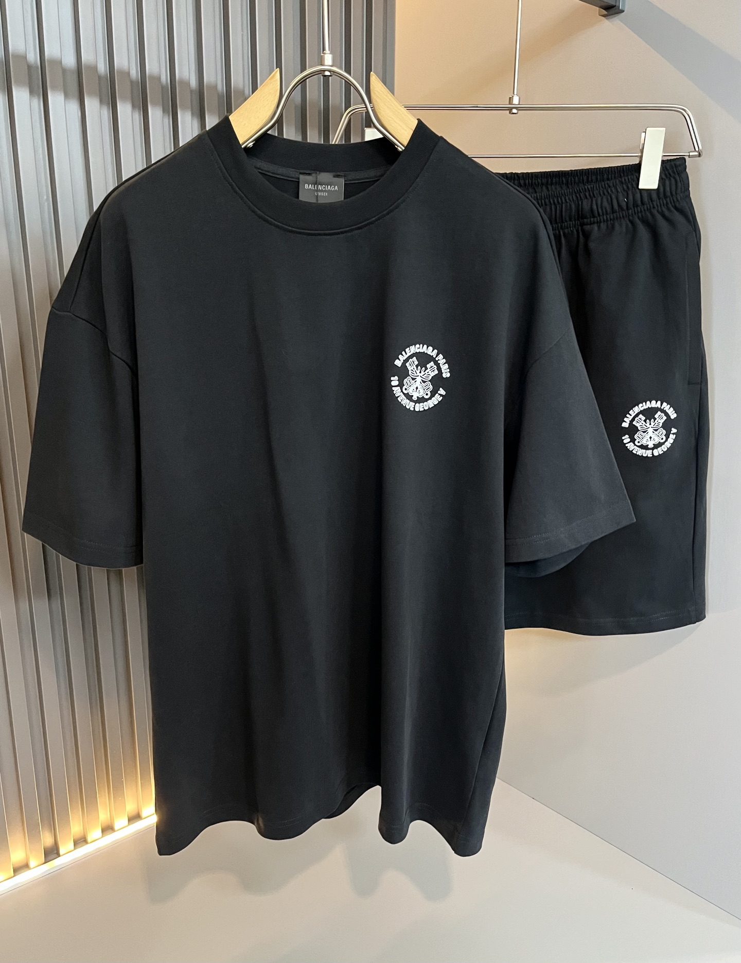  BALENCI*GA巴黎*家 2025春夏新款男女同款👫休闲套装，走秀图案印花时尚休闲短袖T恤衫！设计
