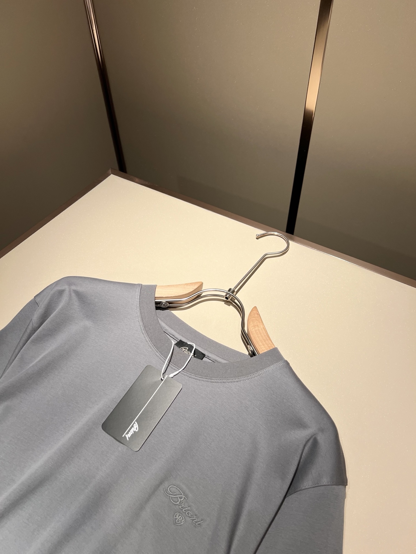  布里奥尼 Brioni 2025春夏男士最新的贸易订单短袖T恤，全品相！！网红款！采用logo图案刺绣