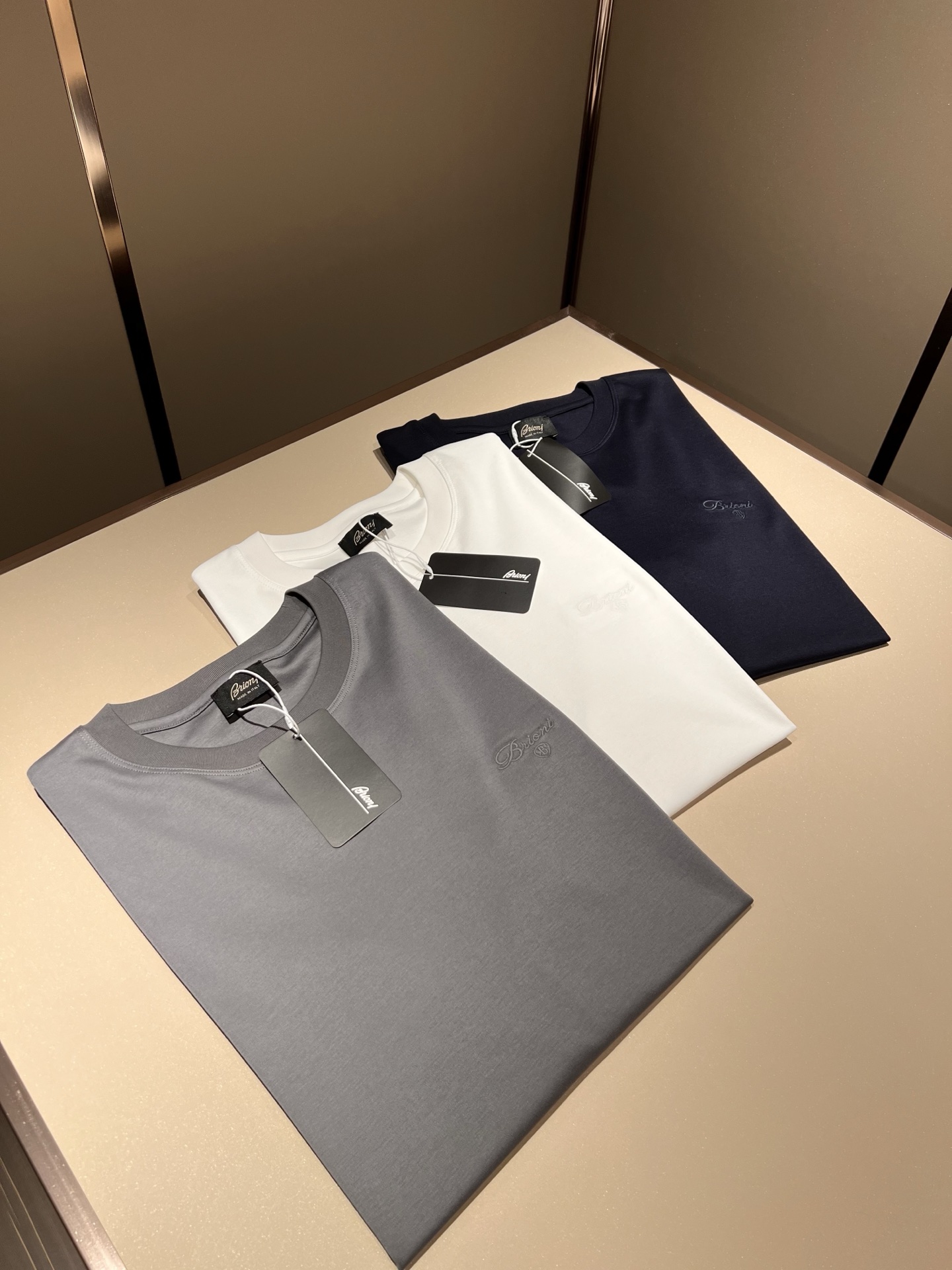  布里奥尼 Brioni 2025春夏男士最新的贸易订单短袖T恤，全品相！！网红款！采用logo图案刺绣