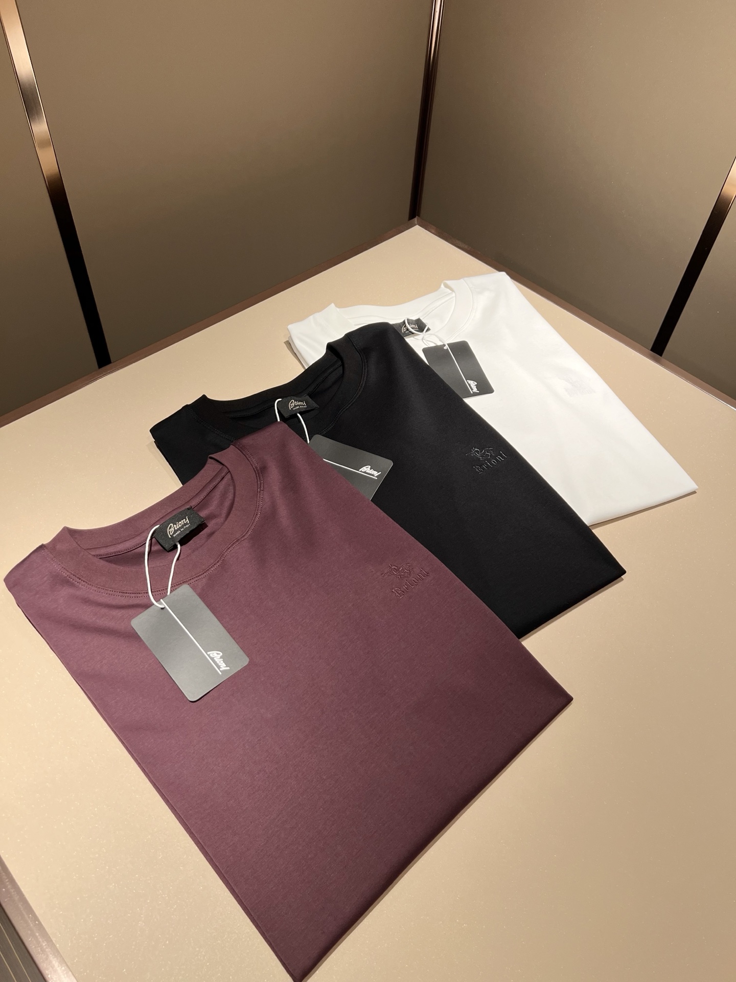  布里奥尼 Brioni 2025春夏男士最新的贸易订单短袖T恤，全品相！！网红款！采用logo图案刺绣