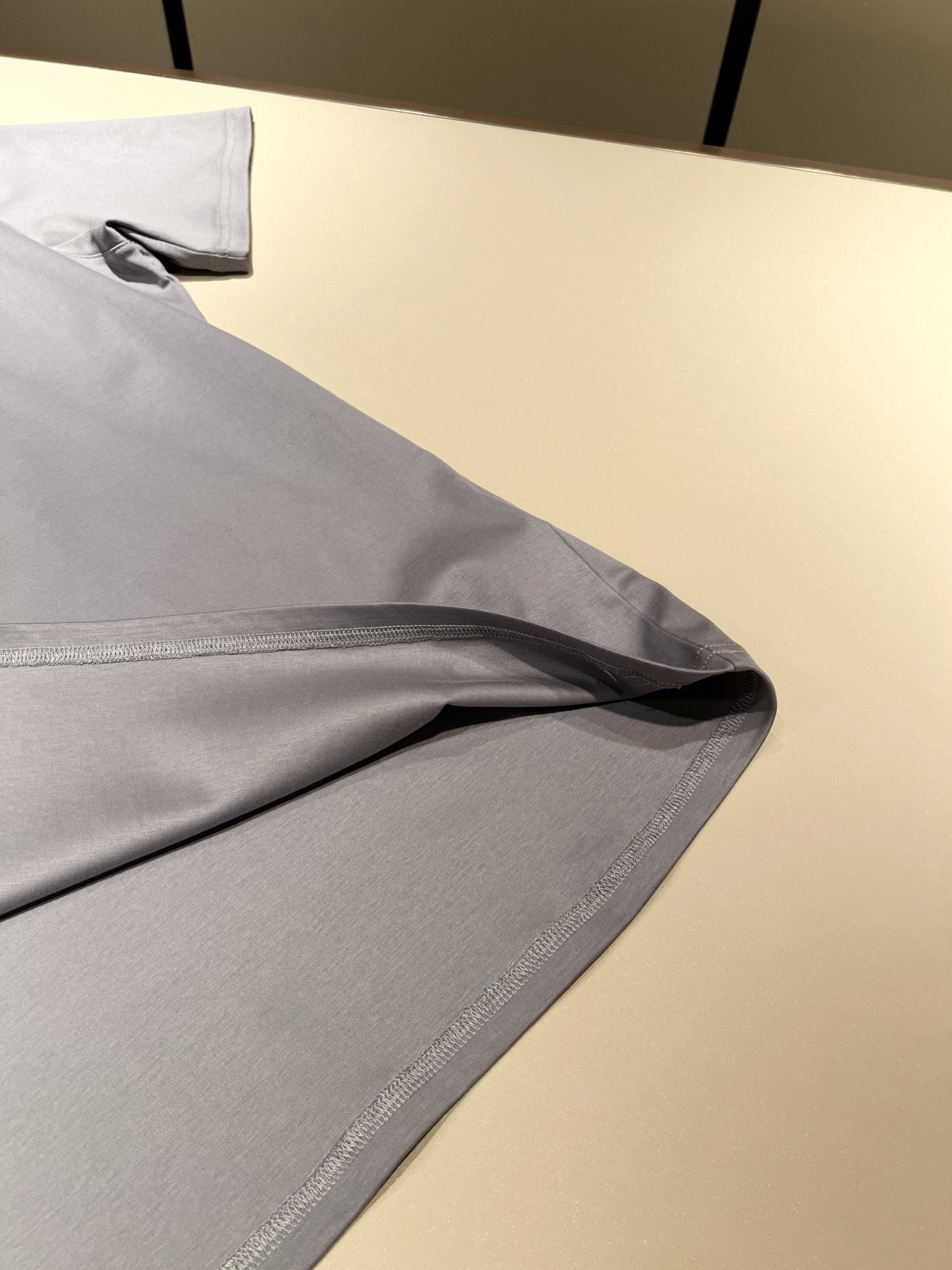  布里奥尼 Brioni 2025春夏男士最新的贸易订单短袖T恤，全品相！！网红款！采用logo图案刺绣