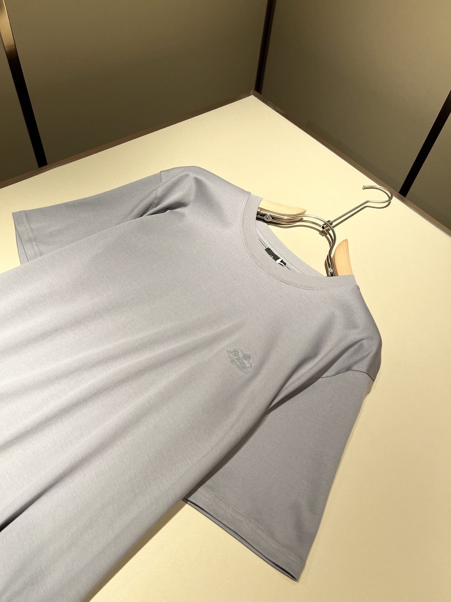  布里奥尼 Brioni 2025春夏男士最新的贸易订单短袖T恤，全品相！！网红款！采用logo图案刺绣
