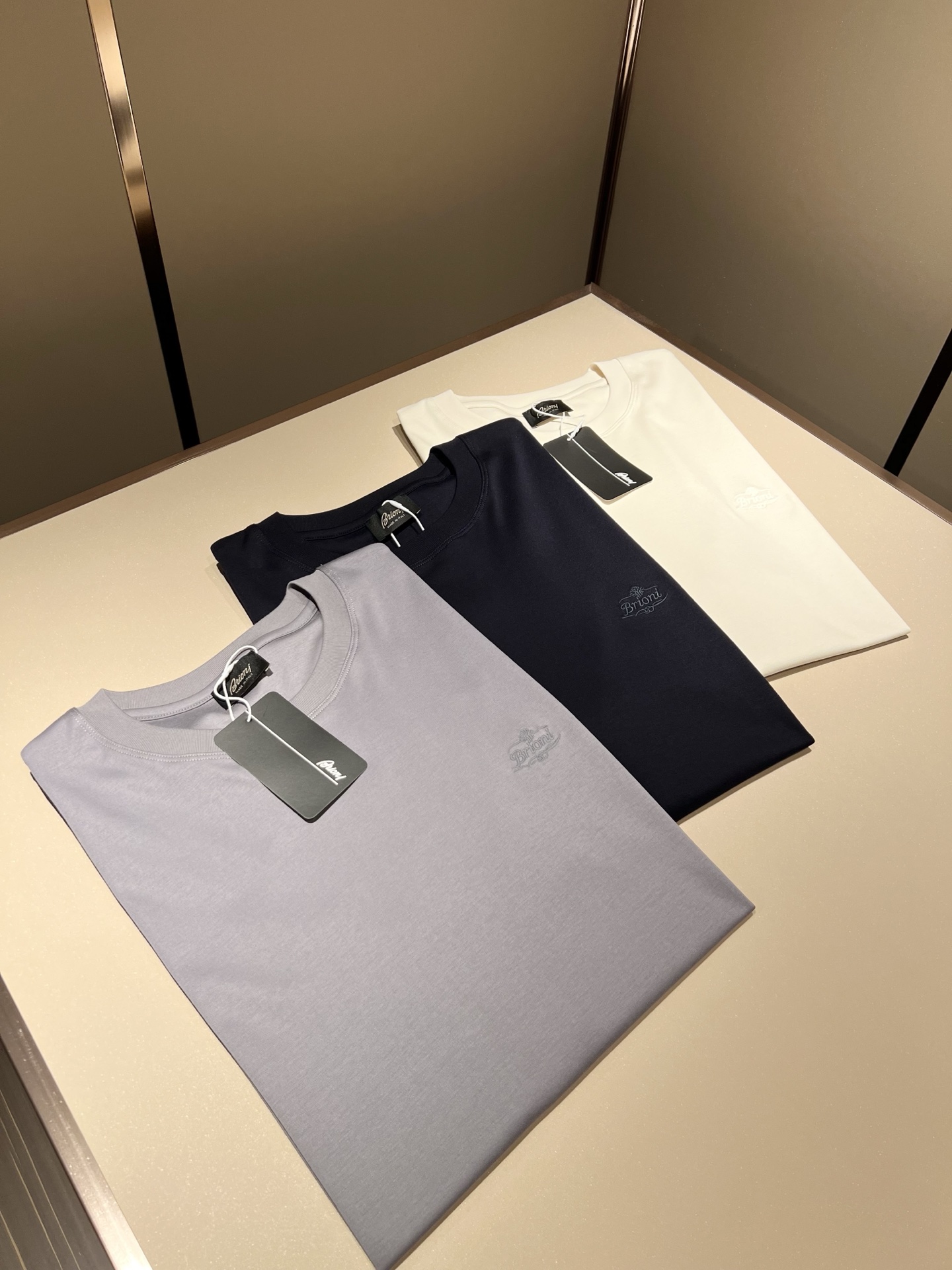  布里奥尼 Brioni 2025春夏男士最新的贸易订单短袖T恤，全品相！！网红款！采用logo图案刺绣