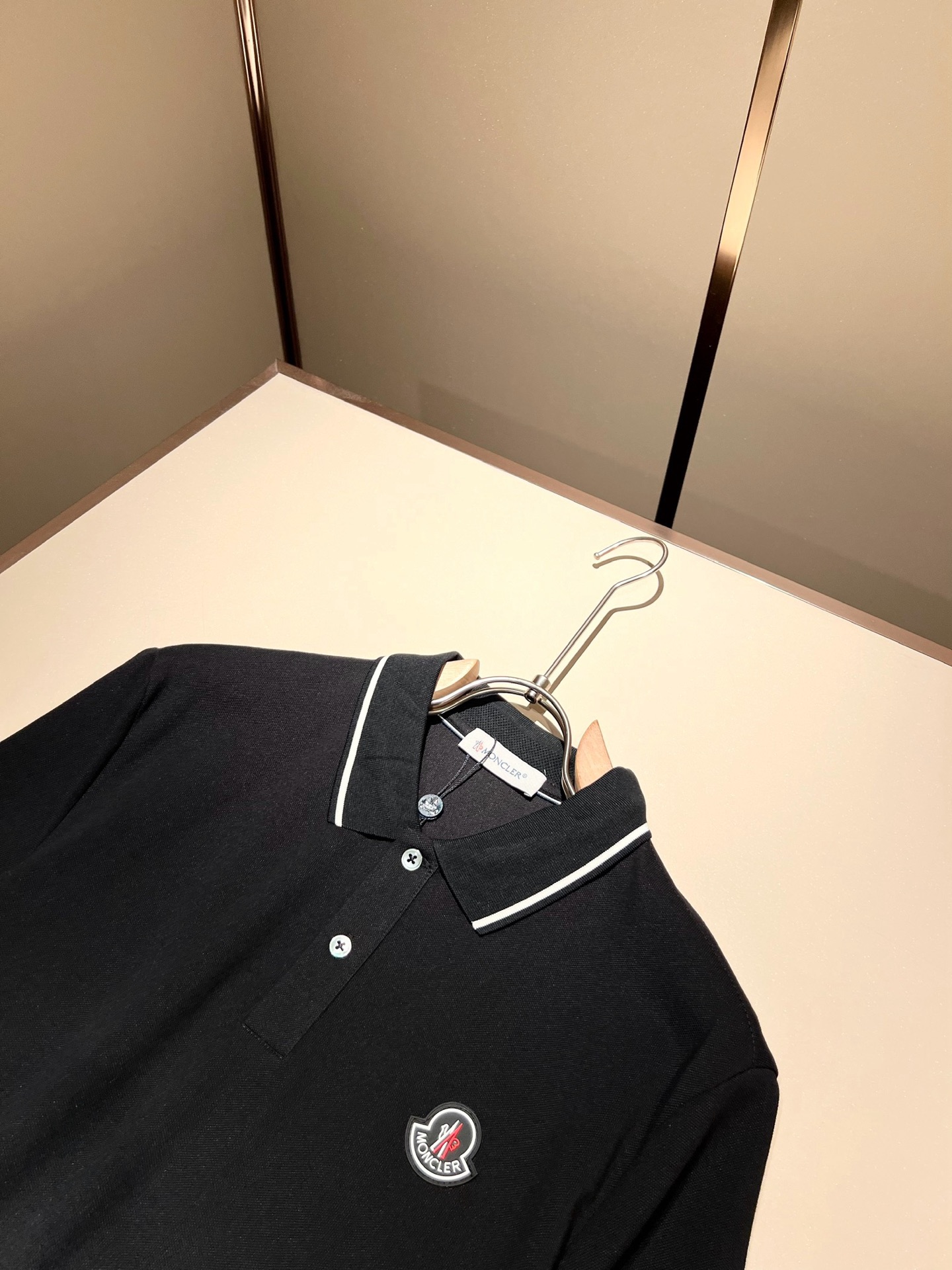  MON蒙**口2025春夏新款男士原单男士短袖POLO衫，贸易公司货，官网同步发售！此类型的基础单品是