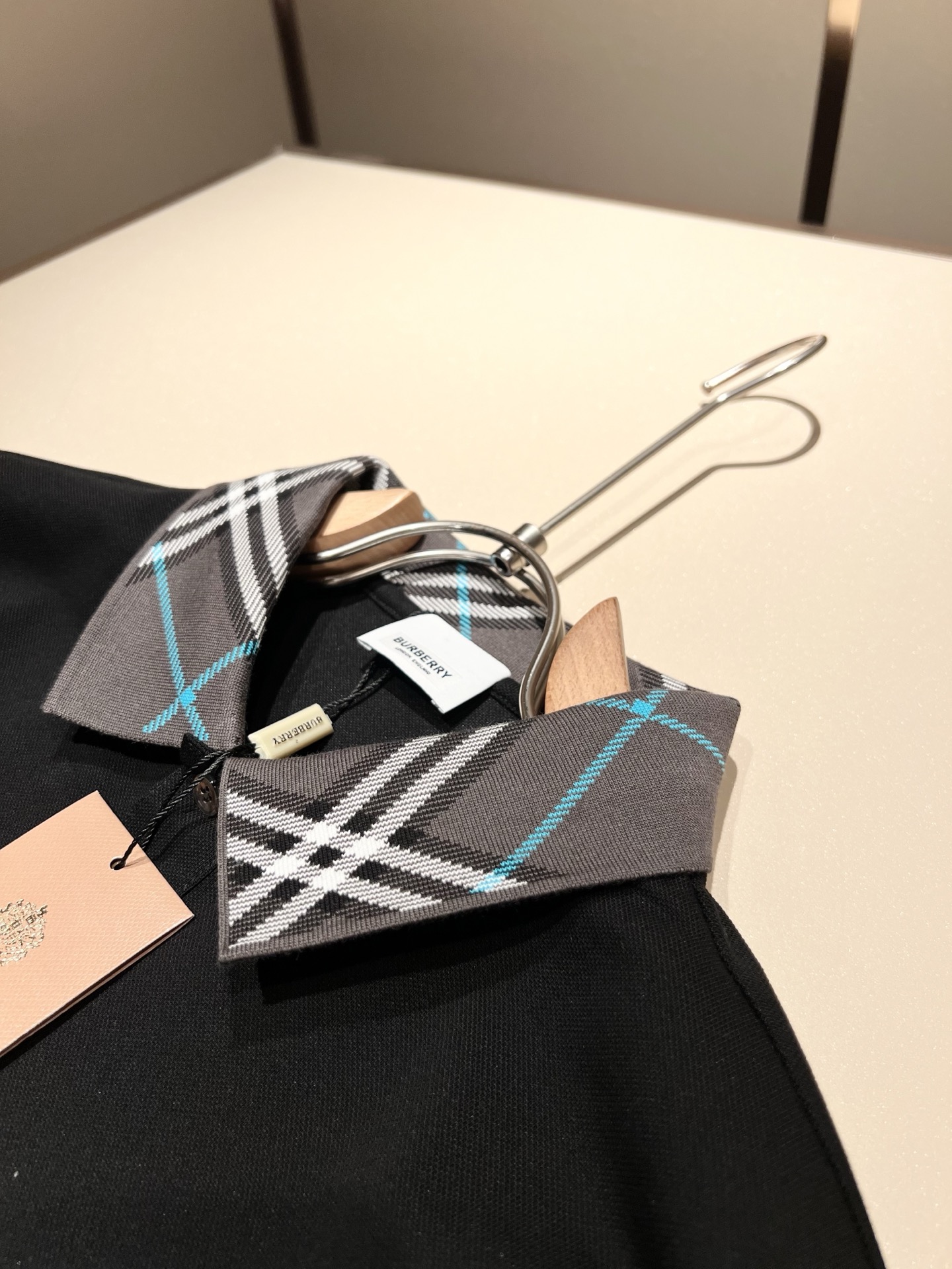  Bur*erry 巴*莉 2025春夏新款男士短袖Polo衫，品牌最新设计元素！既不单调也不复杂,恰到