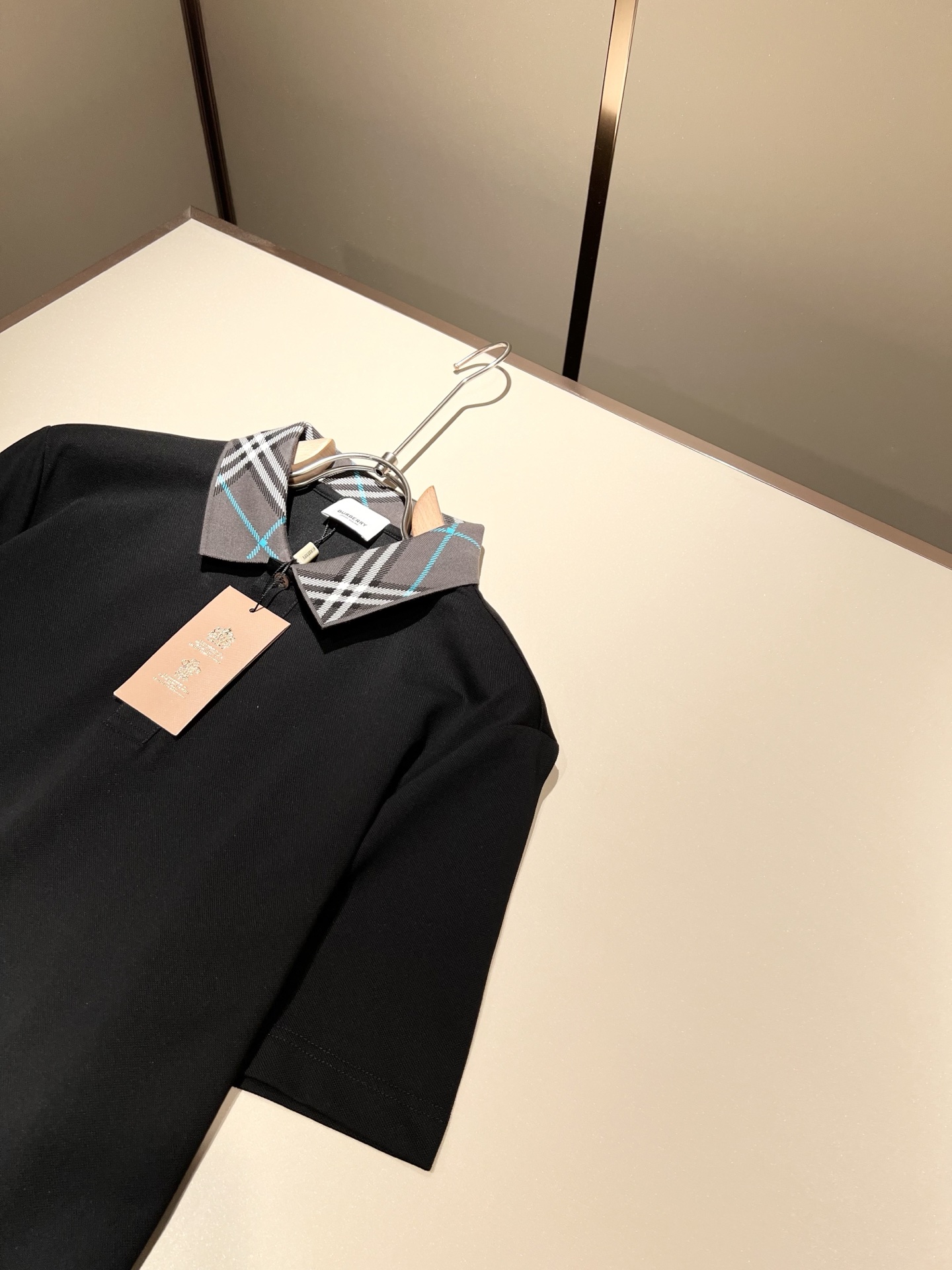  Bur*erry 巴*莉 2025春夏新款男士短袖Polo衫，品牌最新设计元素！既不单调也不复杂,恰到