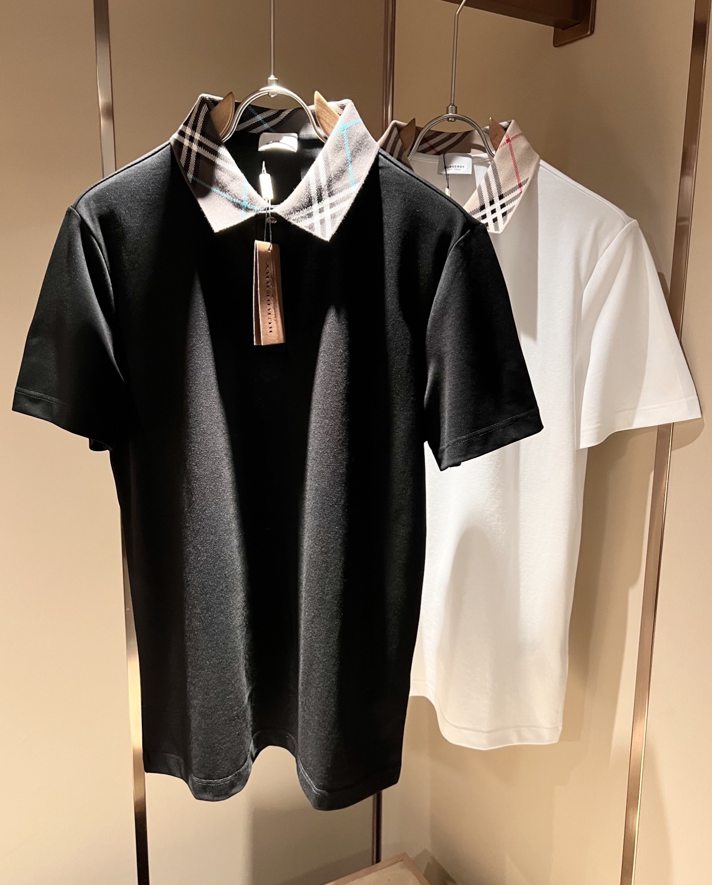  Bur*erry 巴*莉 2025春夏新款男士短袖Polo衫，品牌最新设计元素！既不单调也不复杂,恰到