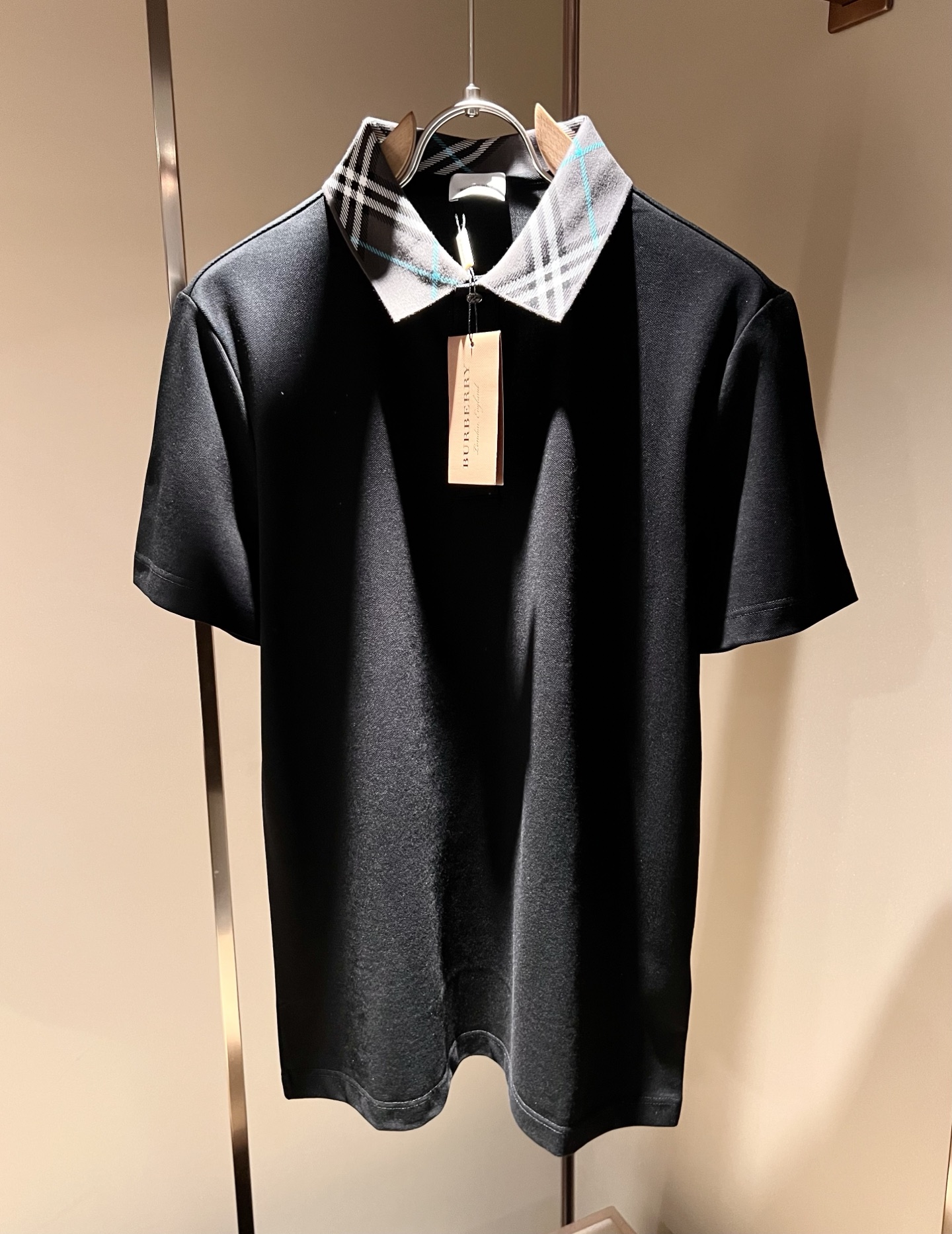  Bur*erry 巴*莉 2025春夏新款男士短袖Polo衫，品牌最新设计元素！既不单调也不复杂,恰到