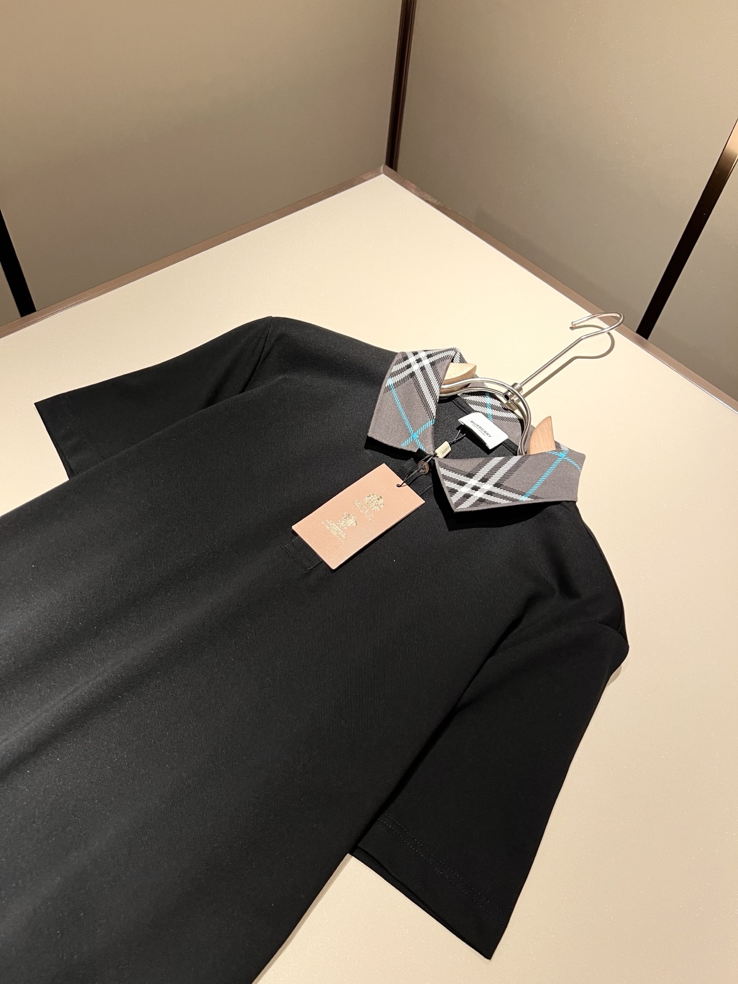  Bur*erry 巴*莉 2025春夏新款男士短袖Polo衫，品牌最新设计元素！既不单调也不复杂,恰到