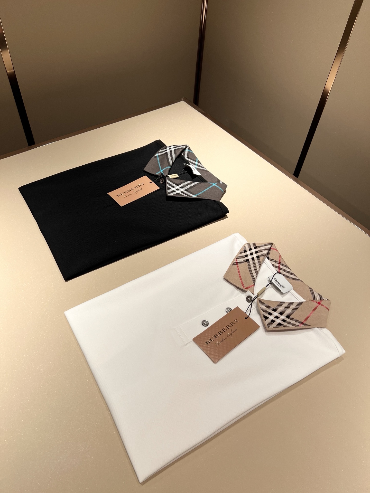  Bur*erry 巴*莉 2025春夏新款男士短袖Polo衫，品牌最新设计元素！既不单调也不复杂,恰到