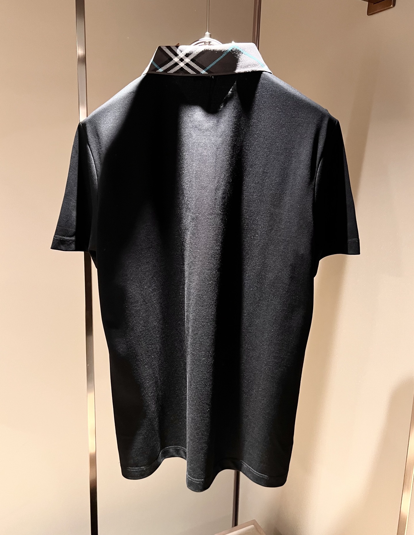  Bur*erry 巴*莉 2025春夏新款男士短袖Polo衫，品牌最新设计元素！既不单调也不复杂,恰到