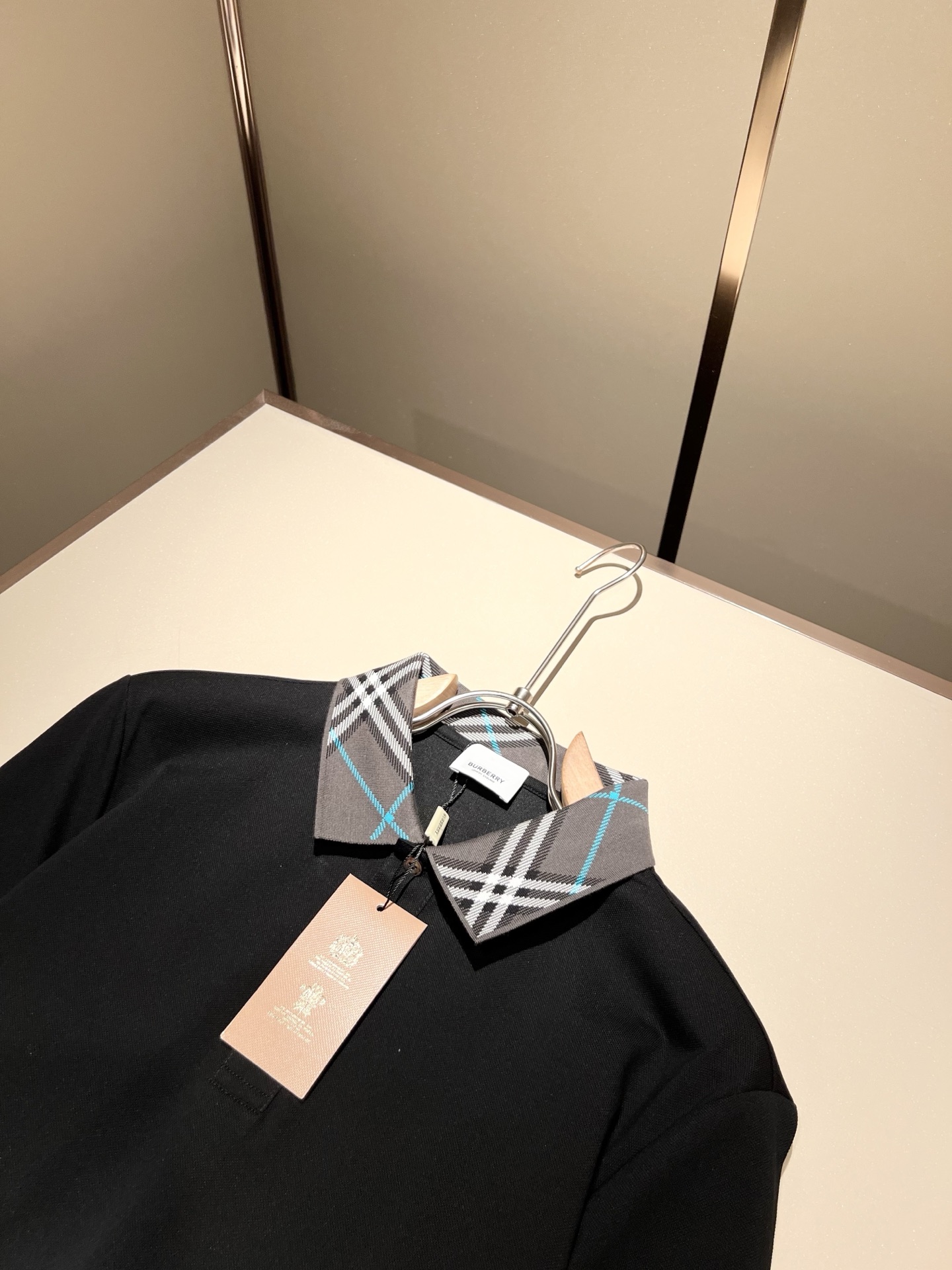  Bur*erry 巴*莉 2025春夏新款男士短袖Polo衫，品牌最新设计元素！既不单调也不复杂,恰到