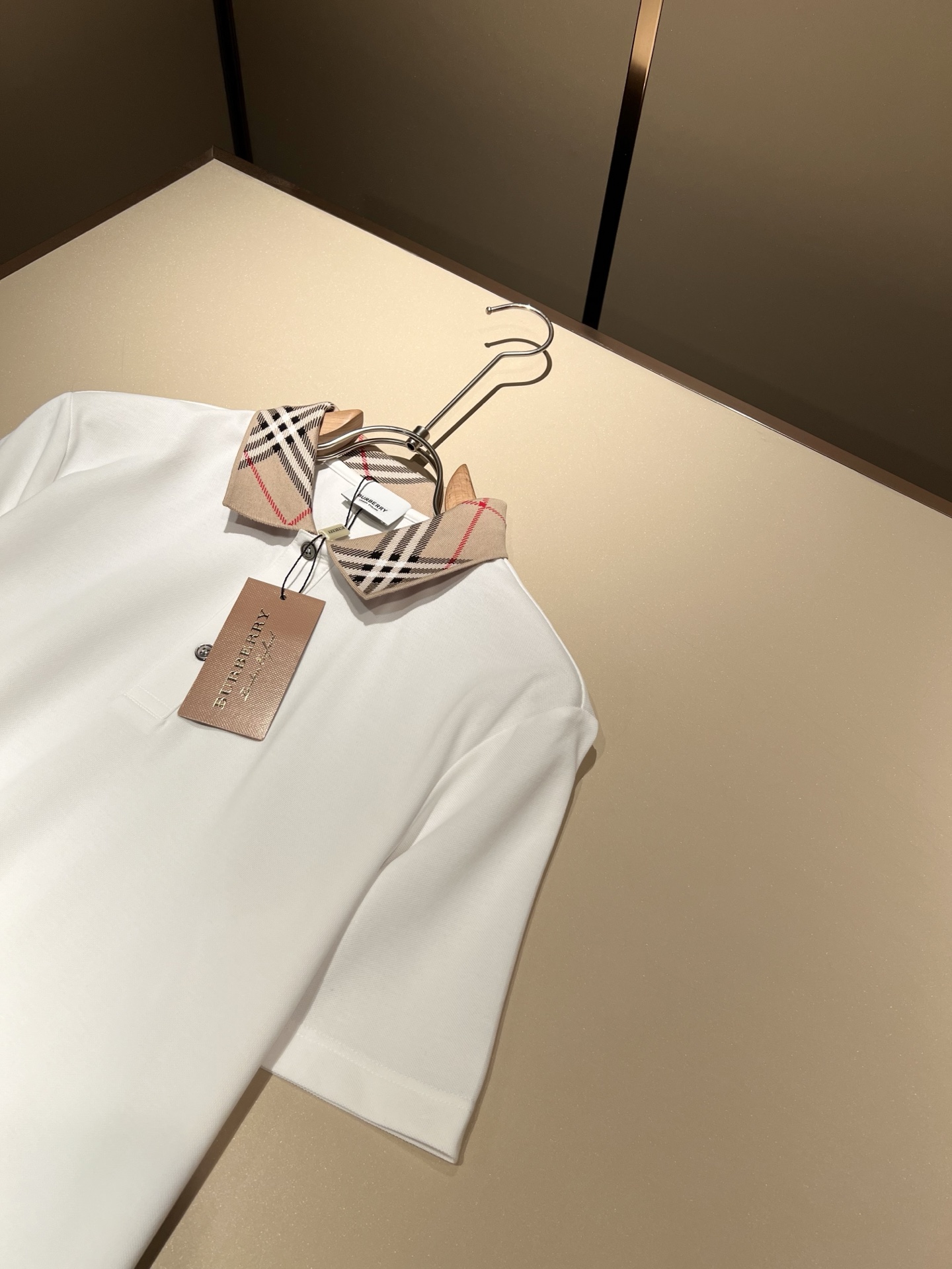  Bur*erry 巴*莉 2025春夏新款男士短袖Polo衫，品牌最新设计元素！既不单调也不复杂,恰到