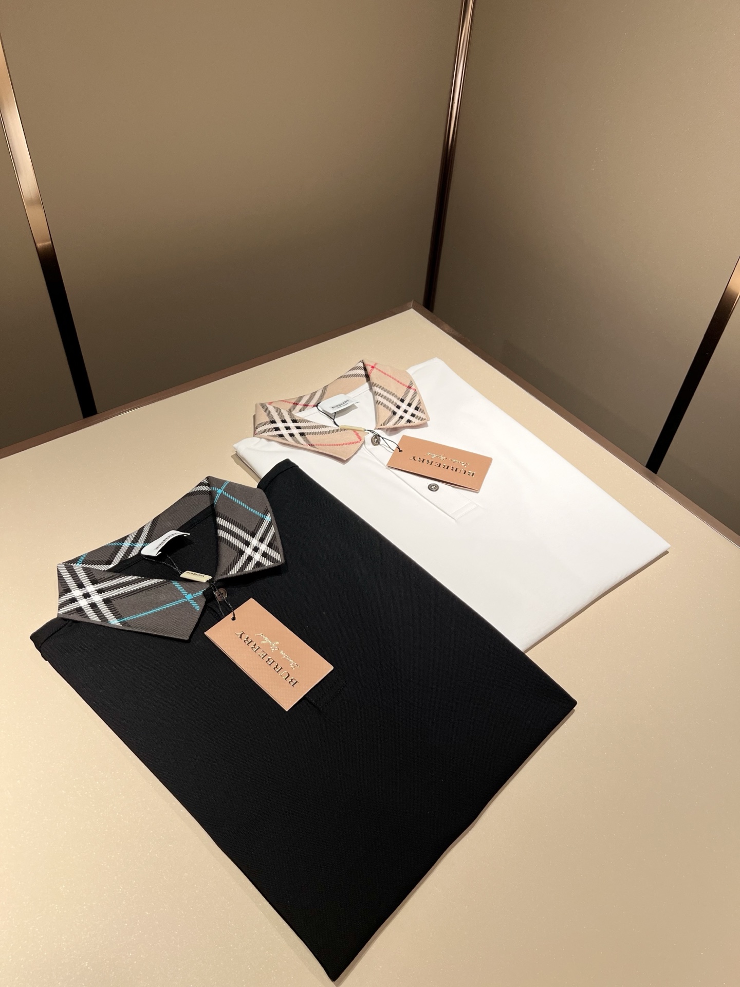  Bur*erry 巴*莉 2025春夏新款男士短袖Polo衫，品牌最新设计元素！既不单调也不复杂,恰到