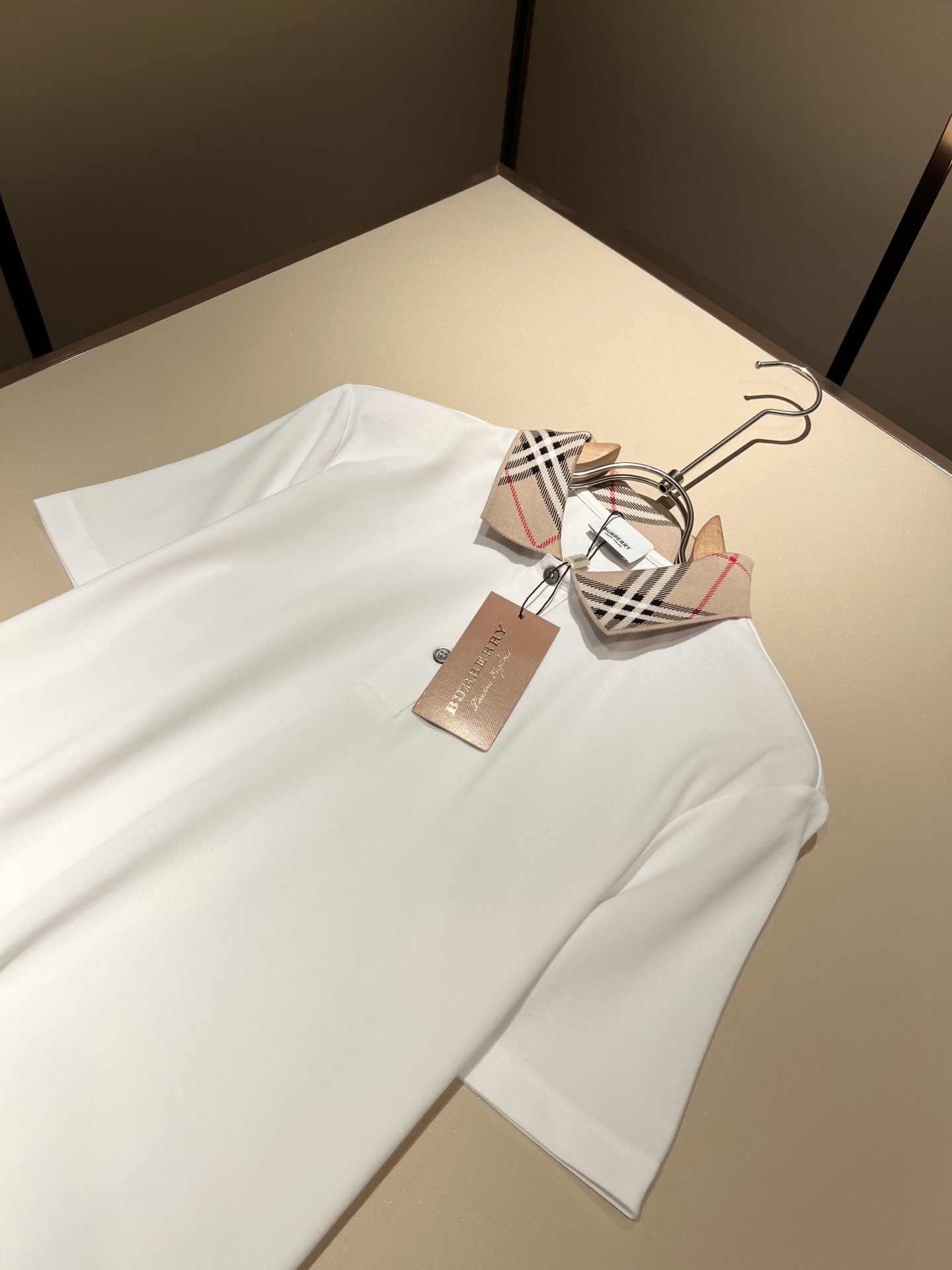  Bur*erry 巴*莉 2025春夏新款男士短袖Polo衫，品牌最新设计元素！既不单调也不复杂,恰到