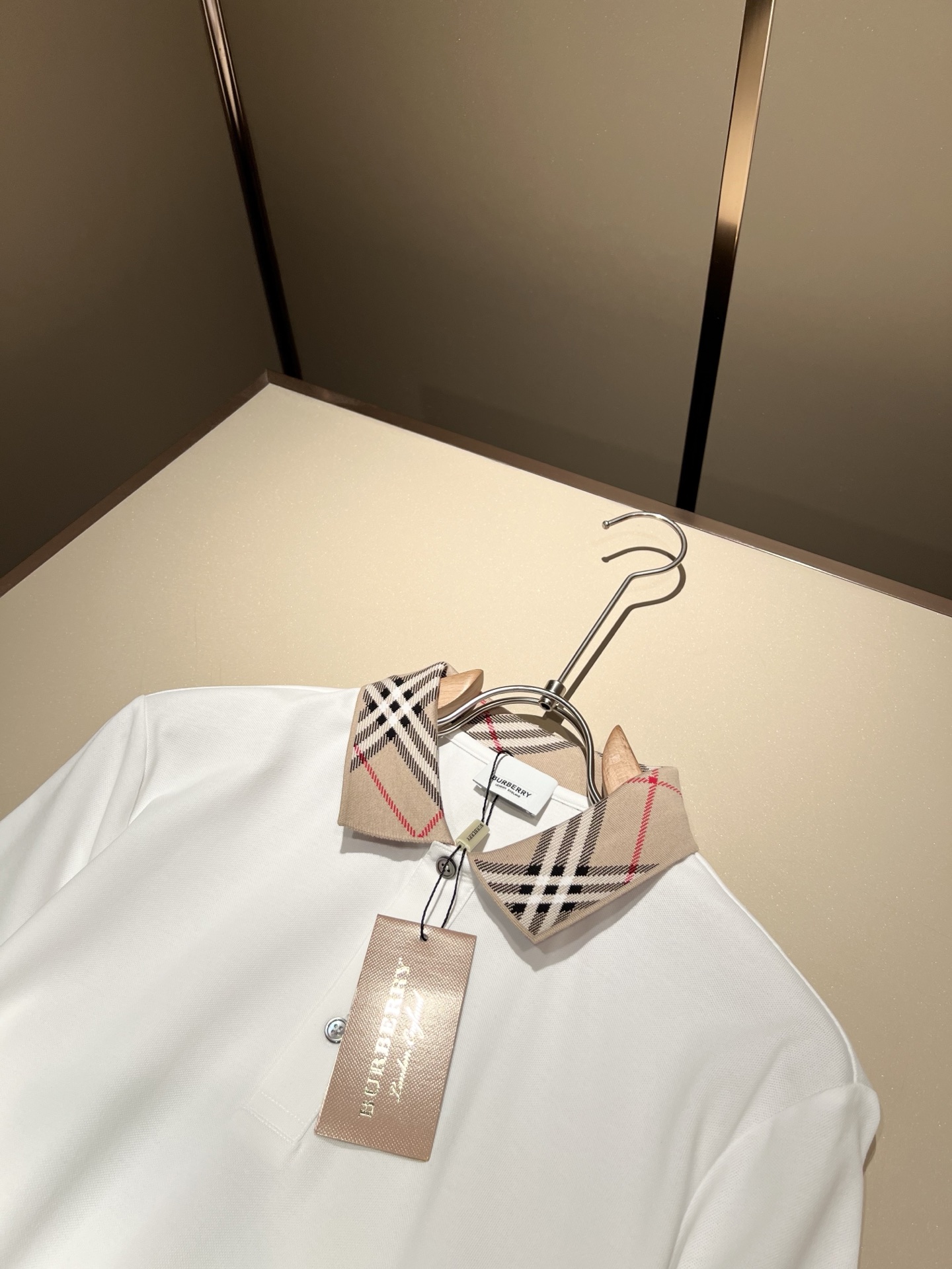 Bur*erry 巴*莉 2025春夏新款男士短袖Polo衫，品牌最新设计元素！既不单调也不复杂,恰到