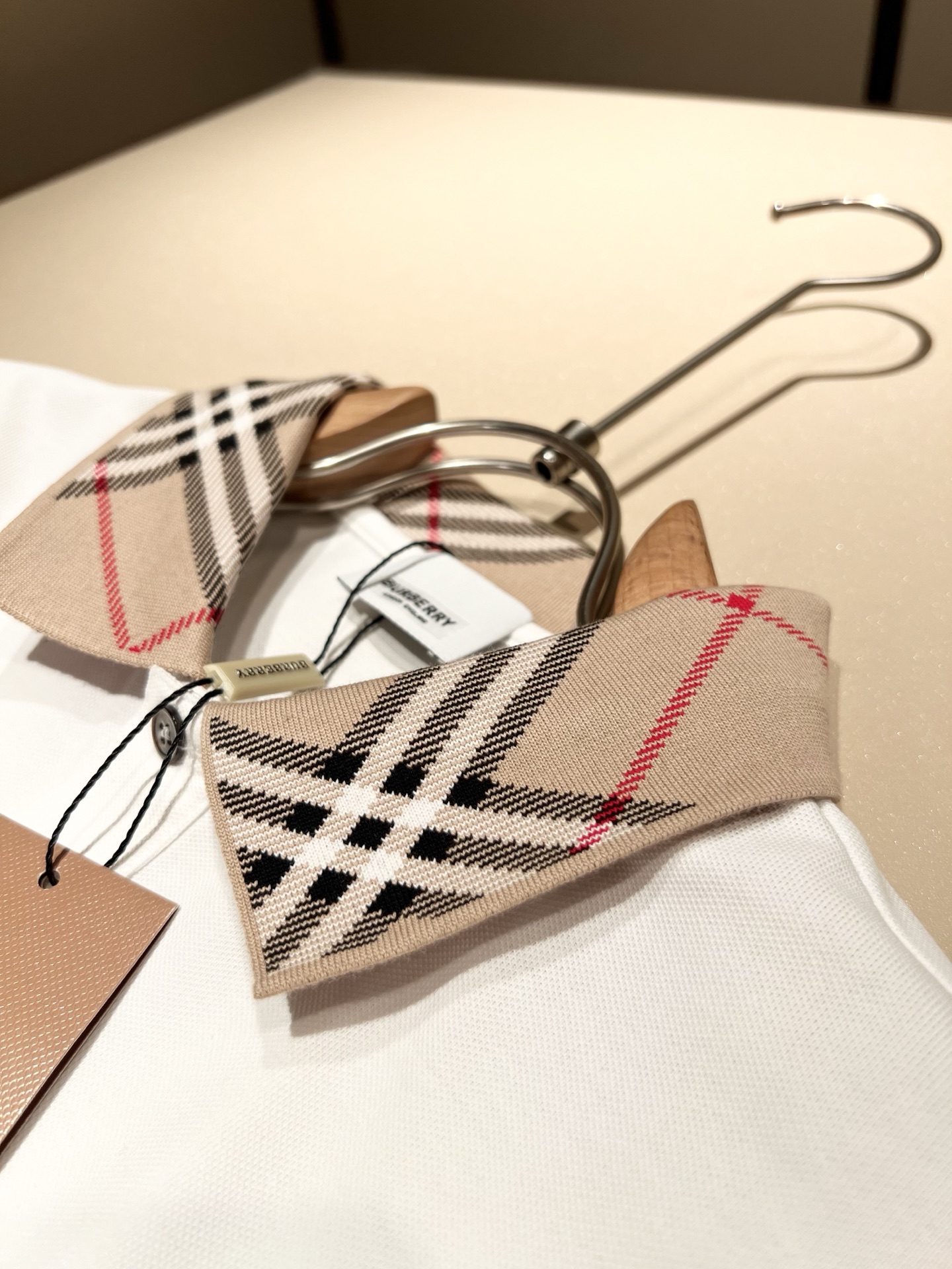  Bur*erry 巴*莉 2025春夏新款男士短袖Polo衫，品牌最新设计元素！既不单调也不复杂,恰到