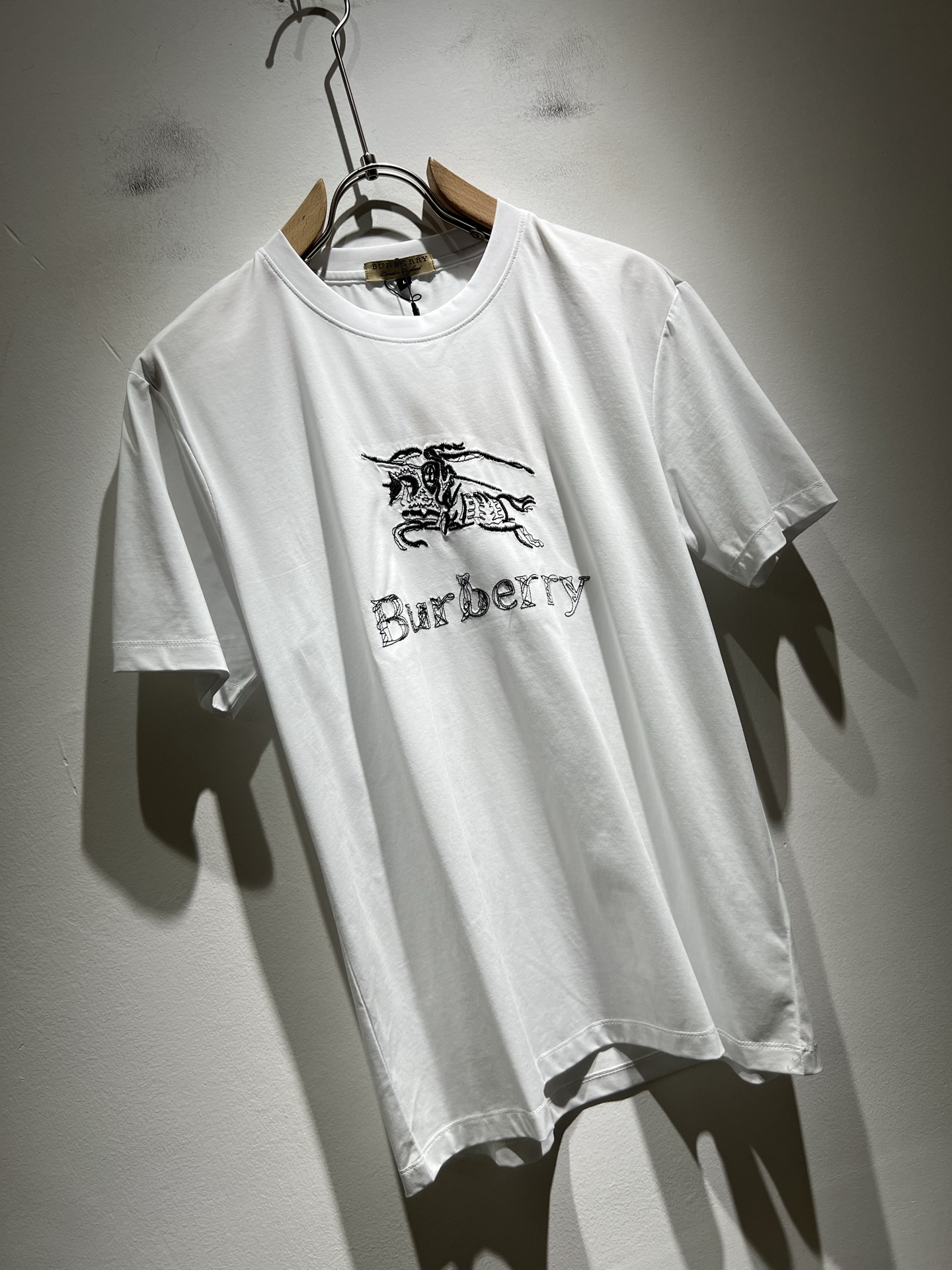 BURBER*Y巴*莉2025春夏新品男女同款👫短袖T恤，重磅来袭，最近比较火热的环保纯棉面料制作而成