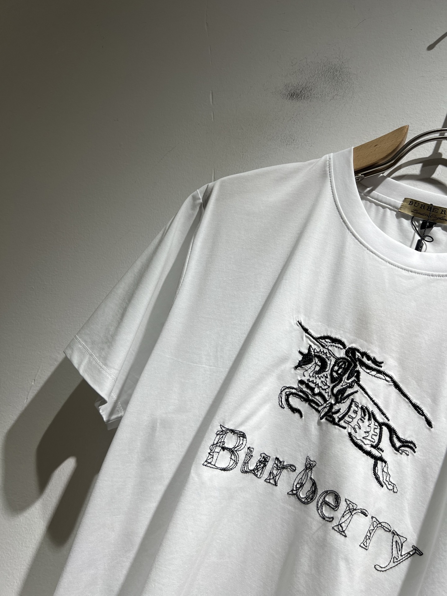  BURBER*Y巴*莉2025春夏新品男女同款👫短袖T恤，重磅来袭，最近比较火热的环保纯棉面料制作而成