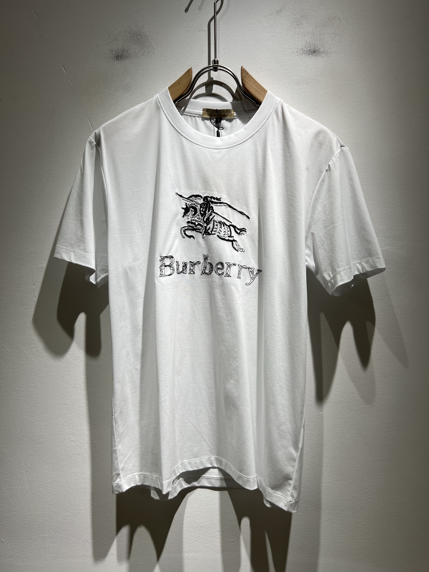  BURBER*Y巴*莉2025春夏新品男女同款👫短袖T恤，重磅来袭，最近比较火热的环保纯棉面料制作而成