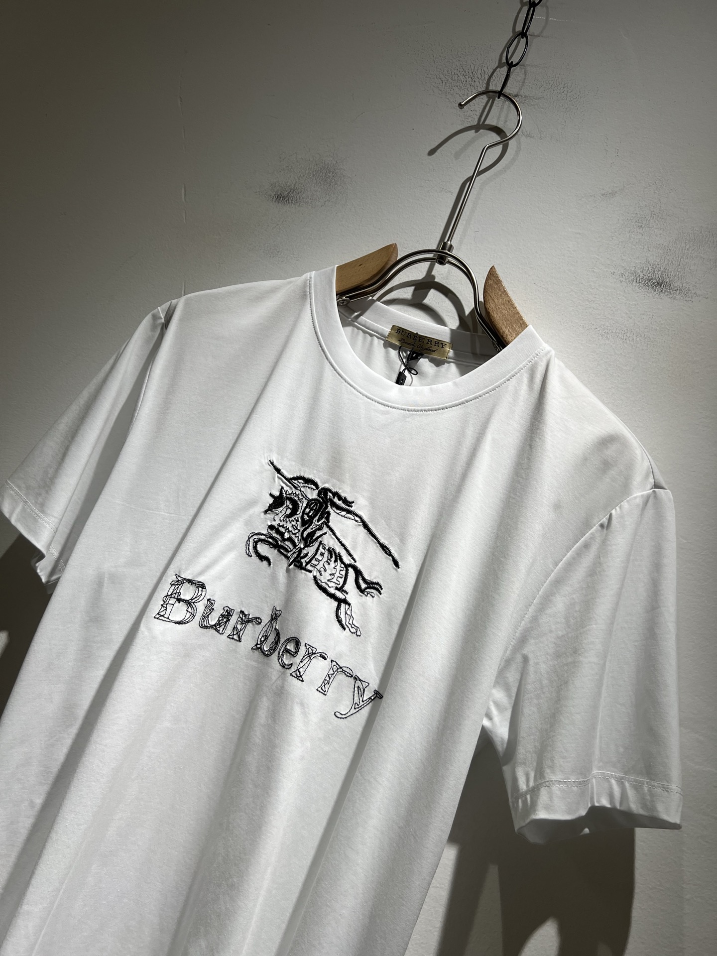  BURBER*Y巴*莉2025春夏新品男女同款👫短袖T恤，重磅来袭，最近比较火热的环保纯棉面料制作而成