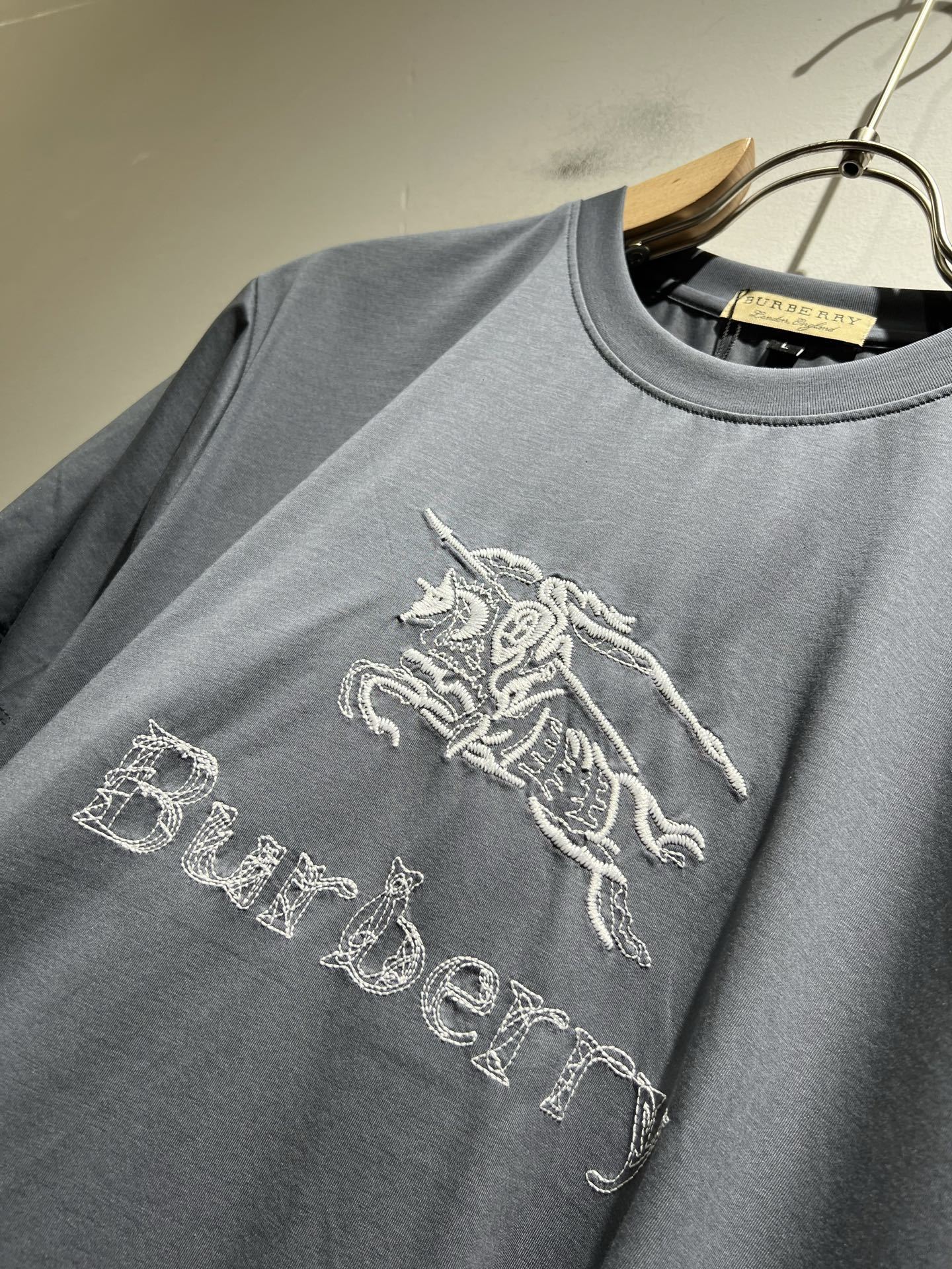 BURBER*Y巴*莉2025春夏新品男女同款👫短袖T恤,重磅来袭,最近比较火热的环保纯棉面料制作而成