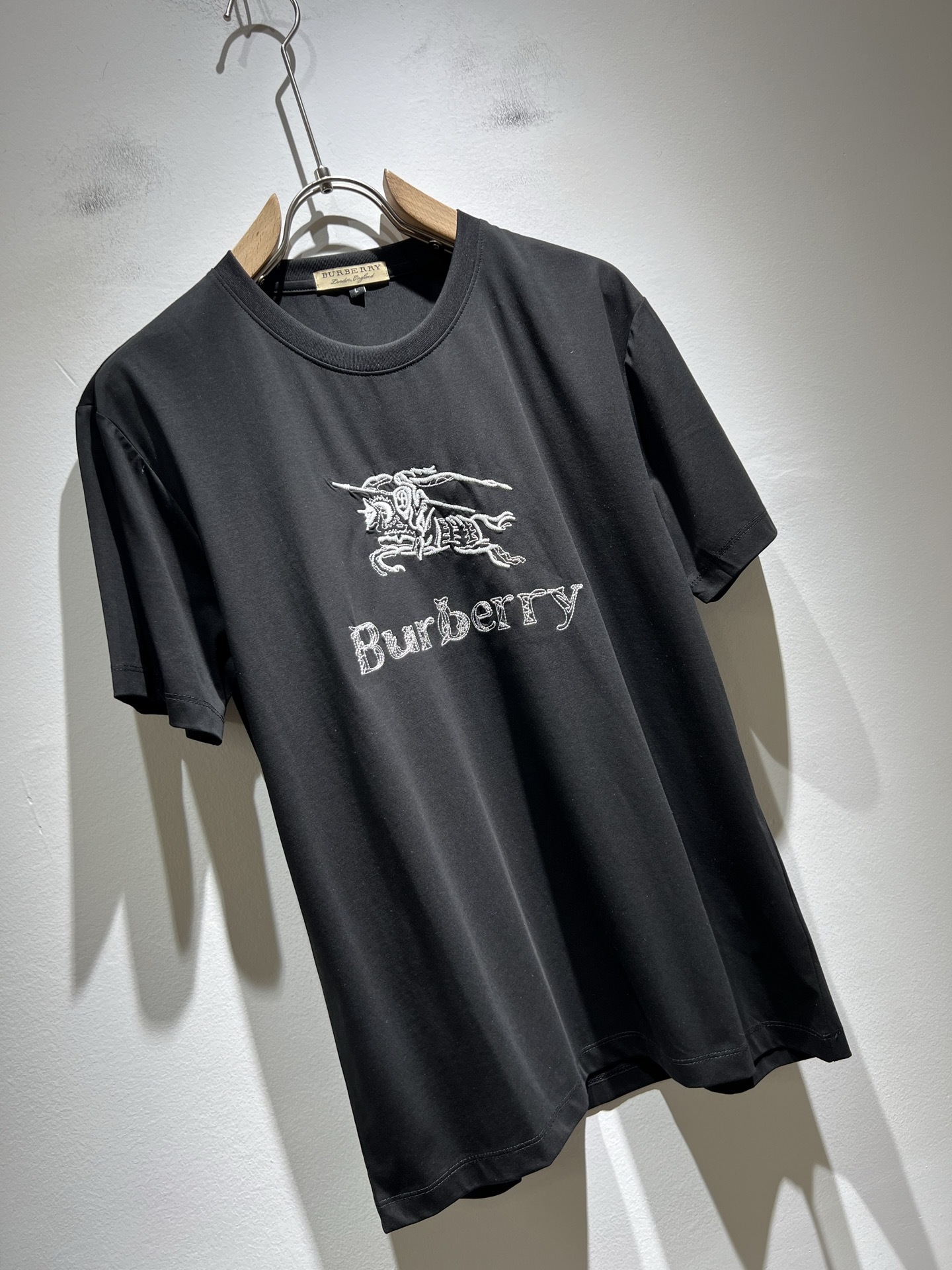 BURBER*Y巴*莉2025春夏新品男女同款👫短袖T恤,重磅来袭,最近比较火热的环保纯棉面料制作而成