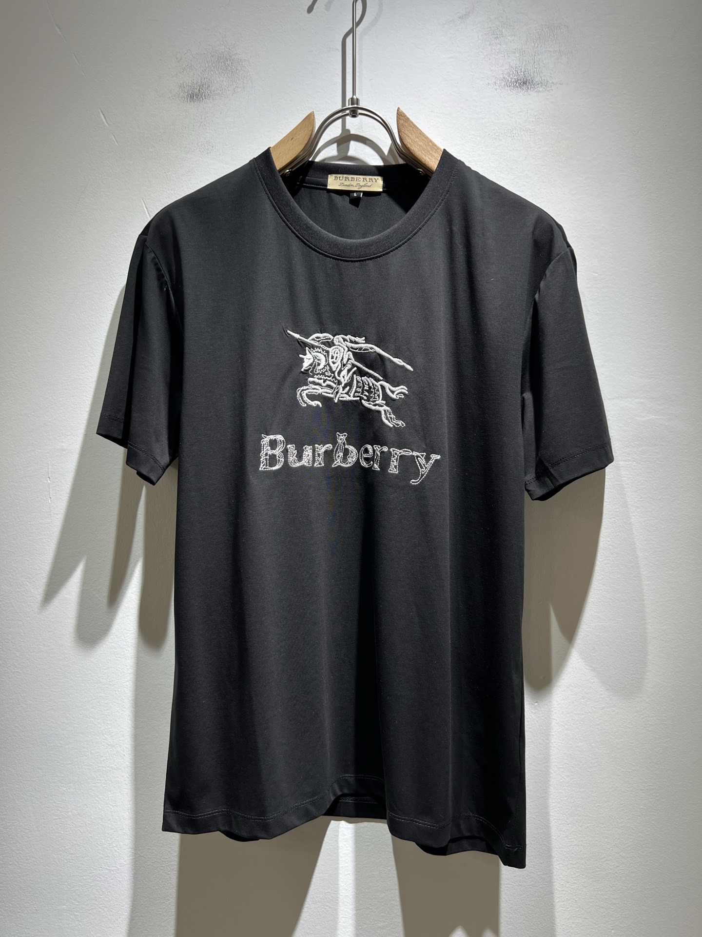 BURBER*Y巴*莉2025春夏新品男女同款👫短袖T恤,重磅来袭,最近比较火热的环保纯棉面料制作而成
