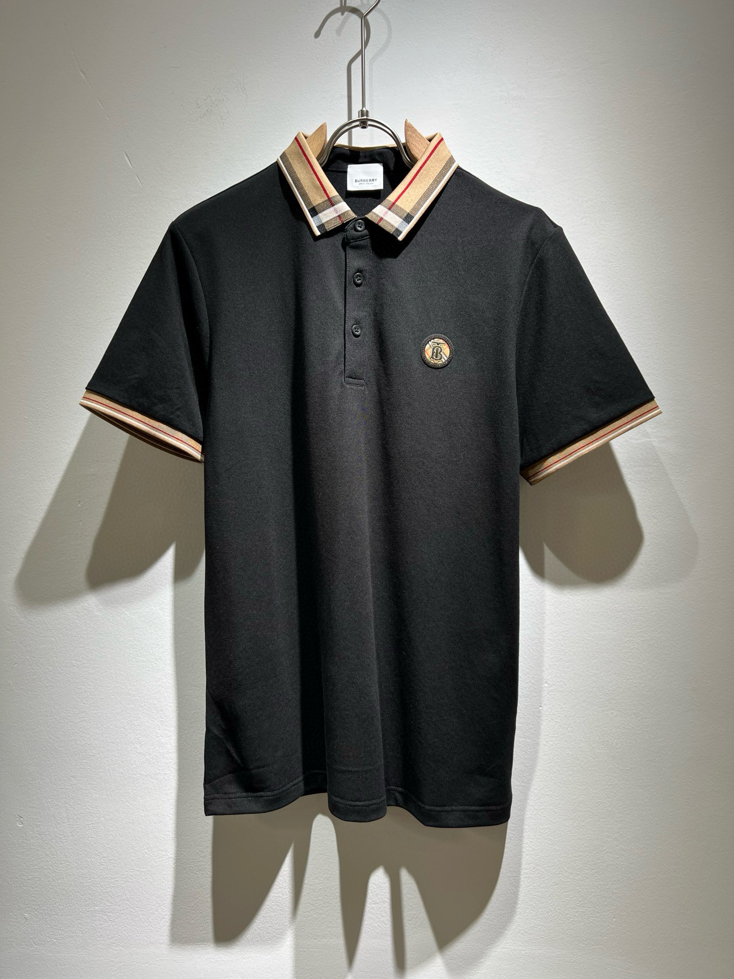  Bur*erry 巴*莉 2025春夏新款男士短袖Polo衫，品牌最新设计元素！既不单调也不复杂,恰到