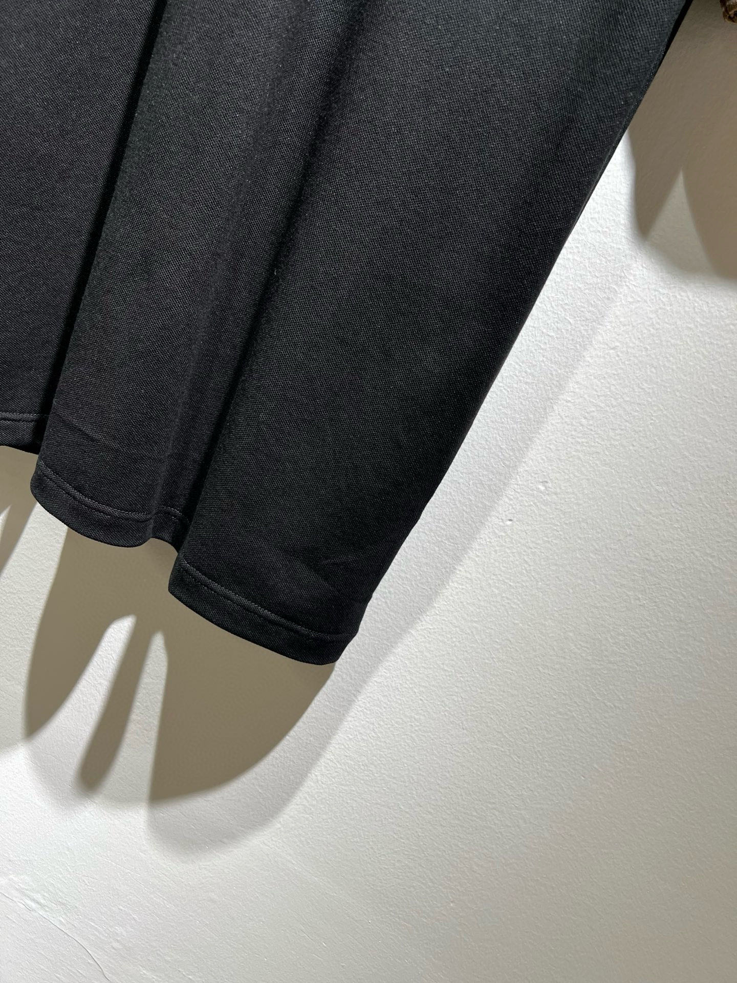  Bur*erry 巴*莉 2025春夏新款男士短袖Polo衫，品牌最新设计元素！既不单调也不复杂,恰到