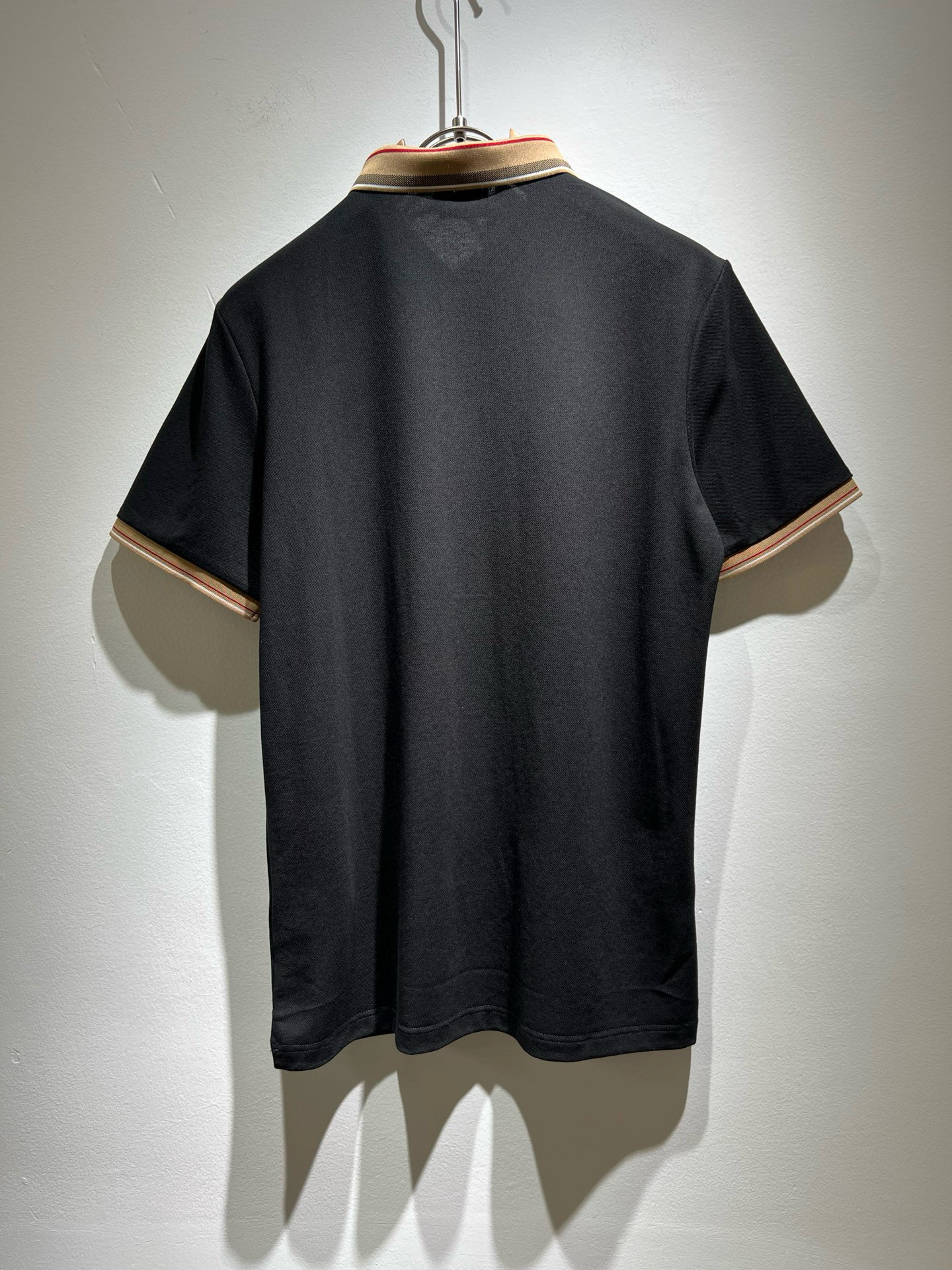  Bur*erry 巴*莉 2025春夏新款男士短袖Polo衫，品牌最新设计元素！既不单调也不复杂,恰到