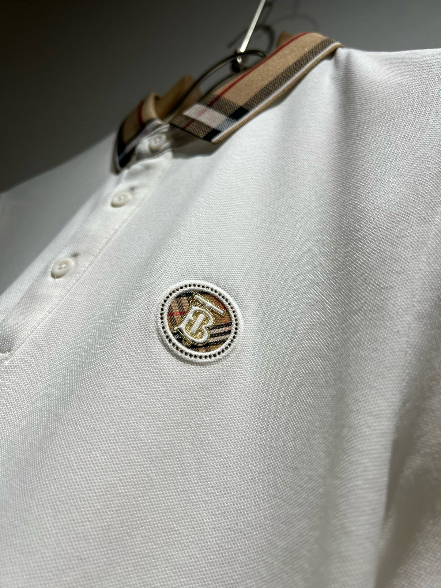  Bur*erry 巴*莉 2025春夏新款男士短袖Polo衫，品牌最新设计元素！既不单调也不复杂,恰到