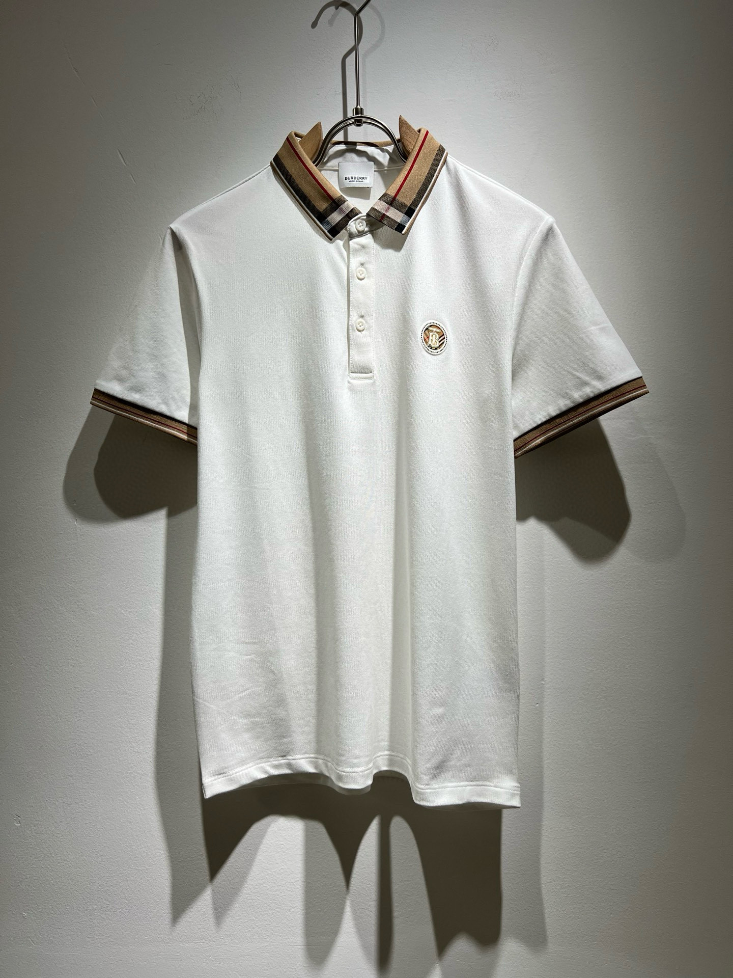 Bur*erry 巴*莉 2025春夏新款男士短袖Polo衫，品牌最新设计元素！既不单调也不复杂,恰到