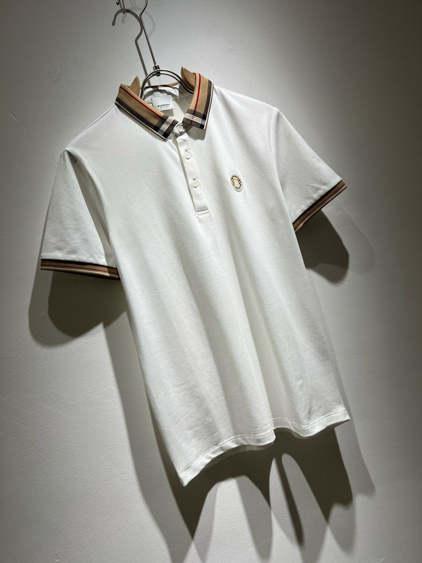  Bur*erry 巴*莉 2025春夏新款男士短袖Polo衫，品牌最新设计元素！既不单调也不复杂,恰到