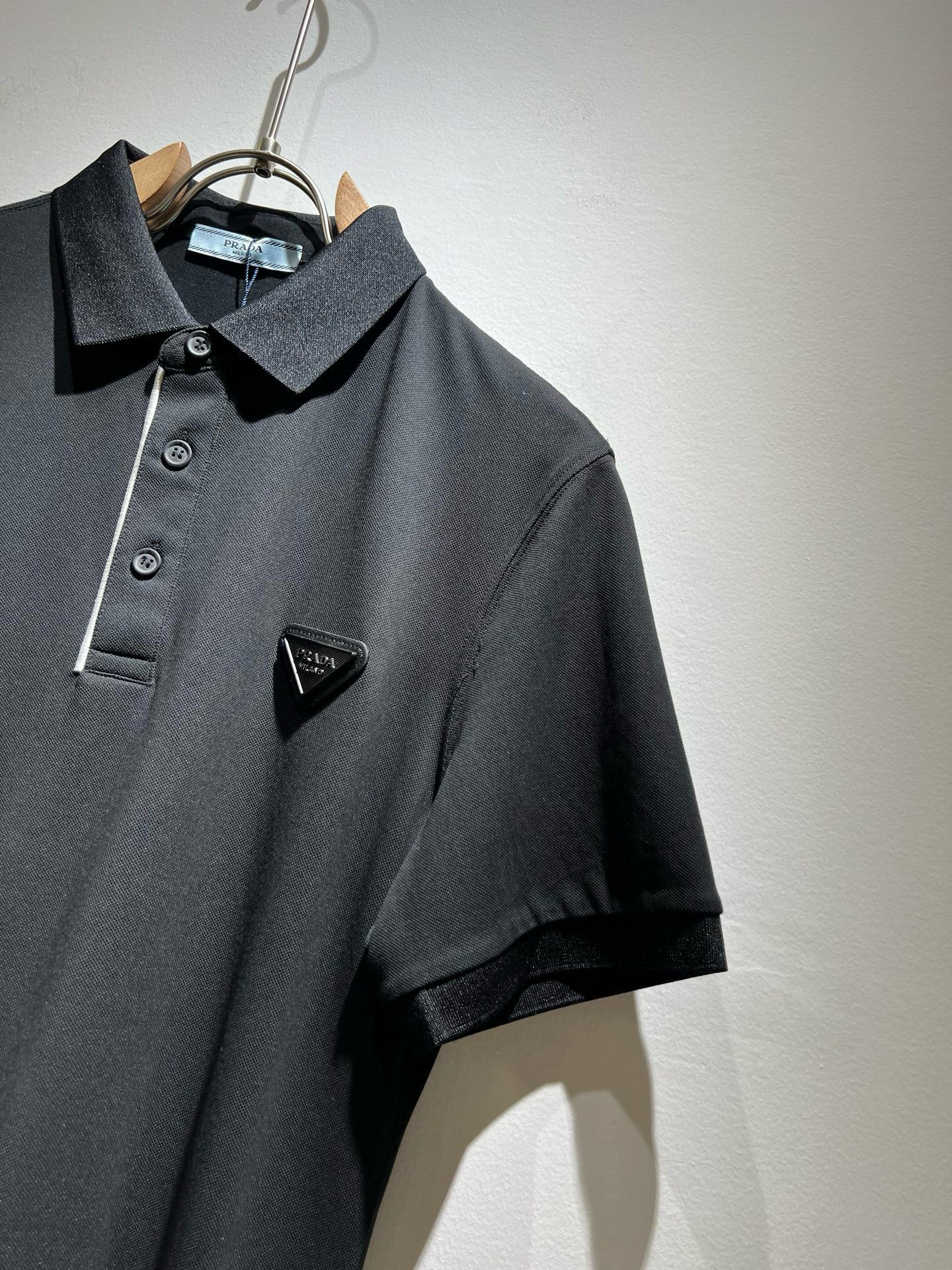  Prad*普*达 2025春夏季新款经典元素短袖Polo衫，经典大方的款式，可以穿十年都还是流行的那种