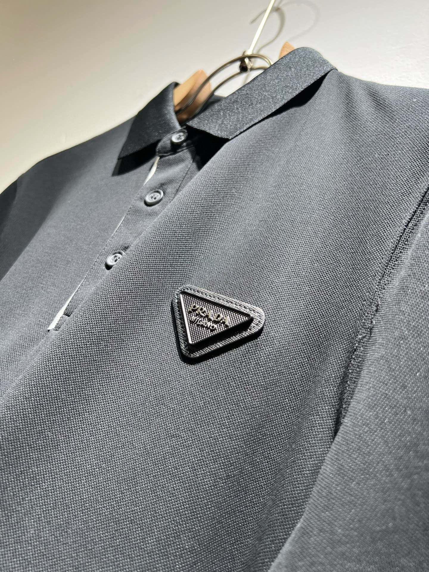  Prad*普*达 2025春夏季新款经典元素短袖Polo衫，经典大方的款式，可以穿十年都还是流行的那种