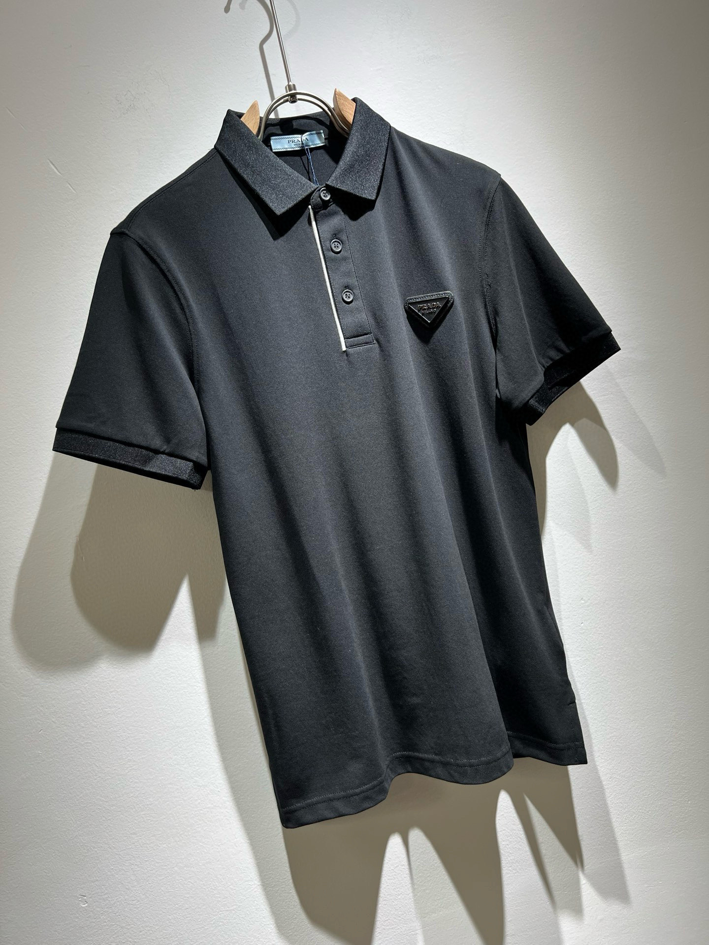  Prad*普*达 2025春夏季新款经典元素短袖Polo衫，经典大方的款式，可以穿十年都还是流行的那种