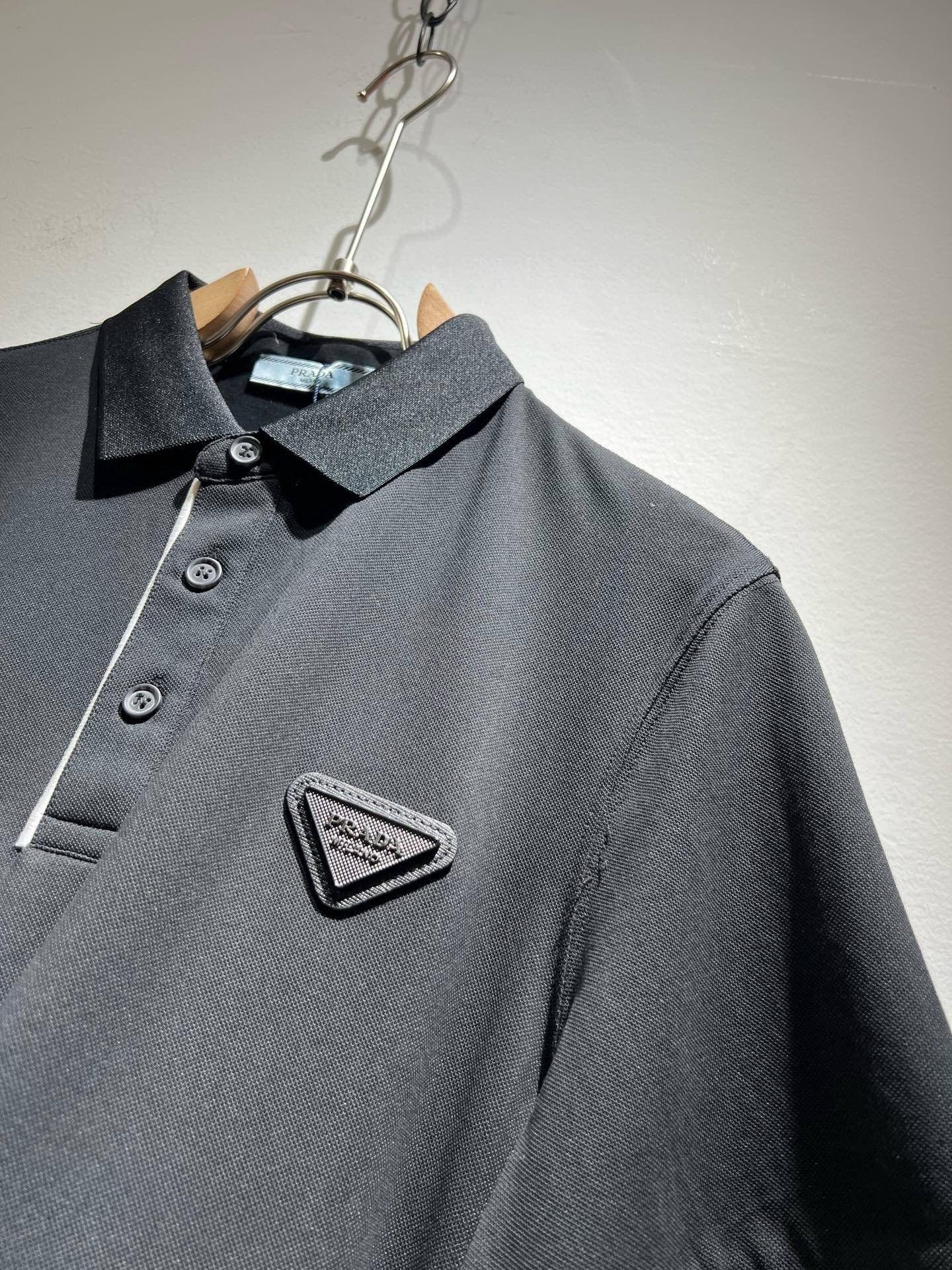  Prad*普*达 2025春夏季新款经典元素短袖Polo衫，经典大方的款式，可以穿十年都还是流行的那种