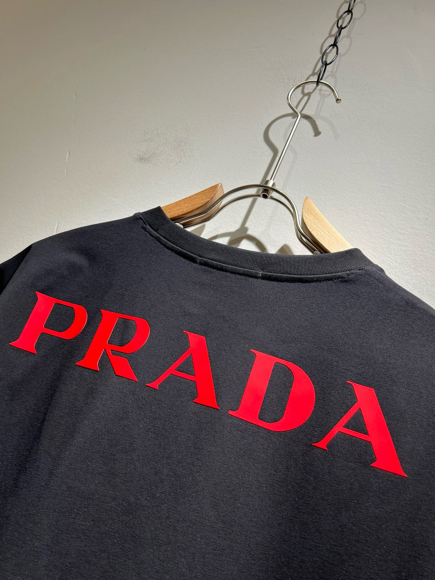  PRAD*A普*达2025春夏新款男女同款👫短袖T恤，最新款全网独家首上！！~既经典有时尚百搭，谁不爱