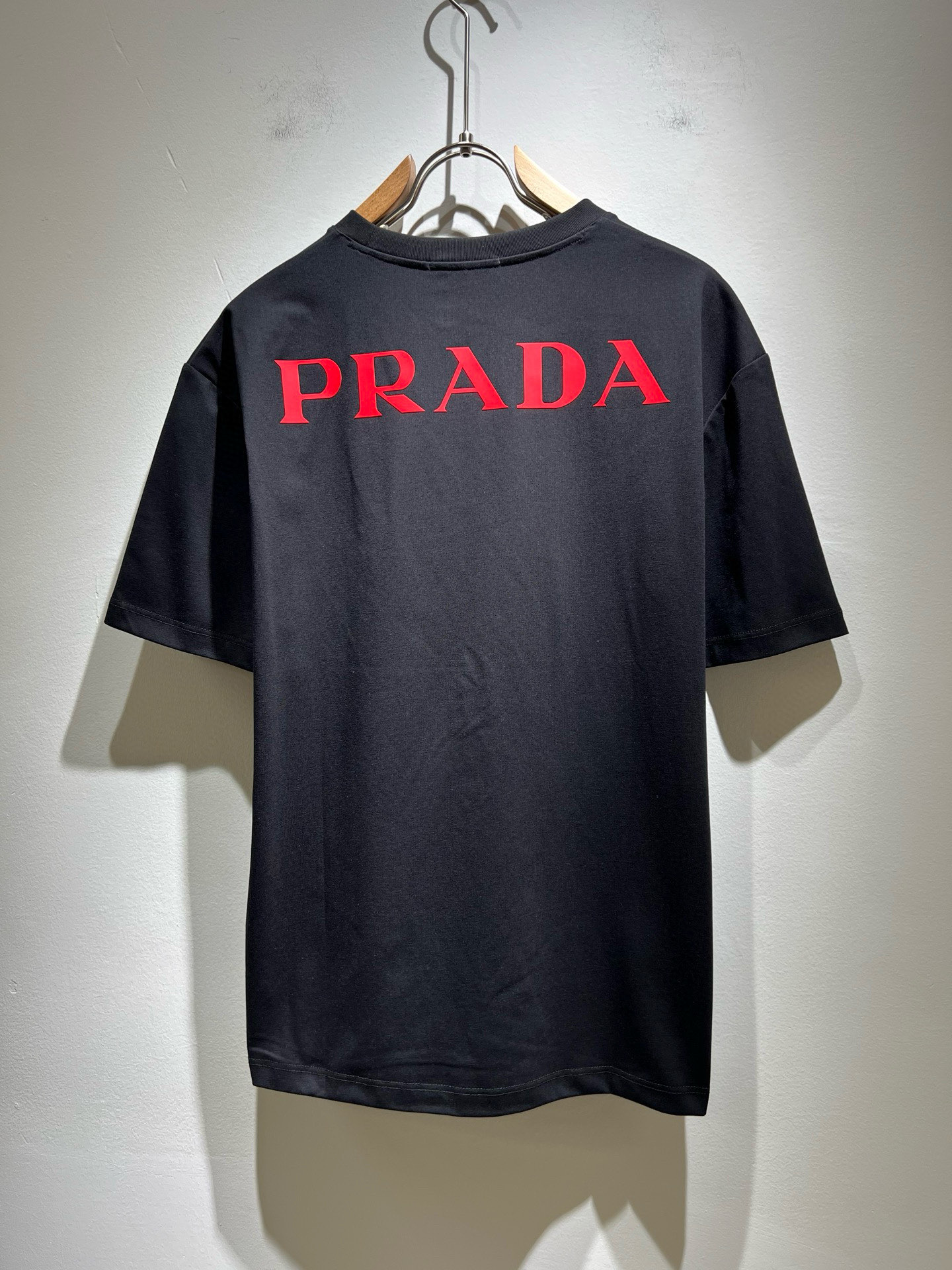  PRAD*A普*达2025春夏新款男女同款👫短袖T恤，最新款全网独家首上！！~既经典有时尚百搭，谁不爱